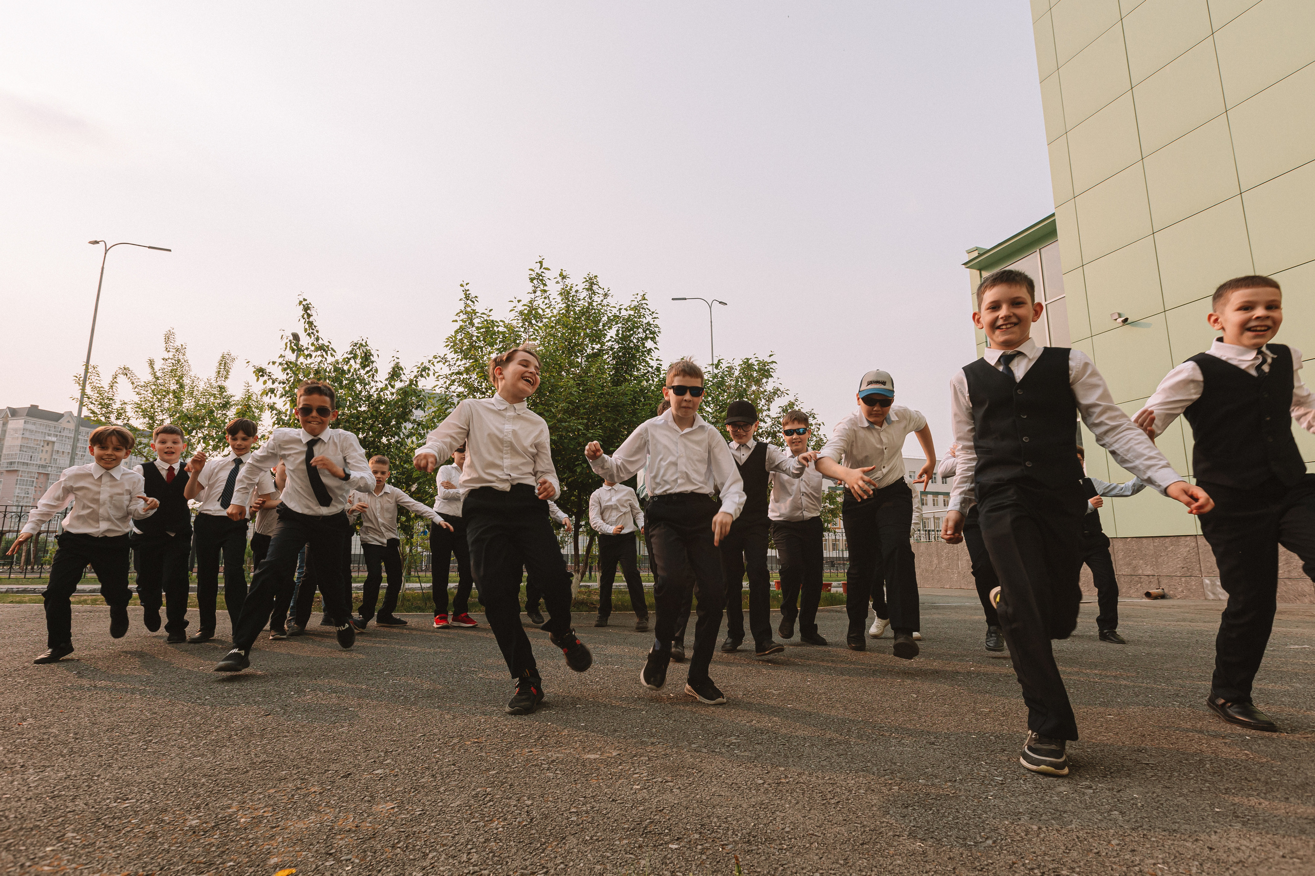 3 класс у школы. Семейный фотограф Тюмень, фотограф на роды Салмина Мария