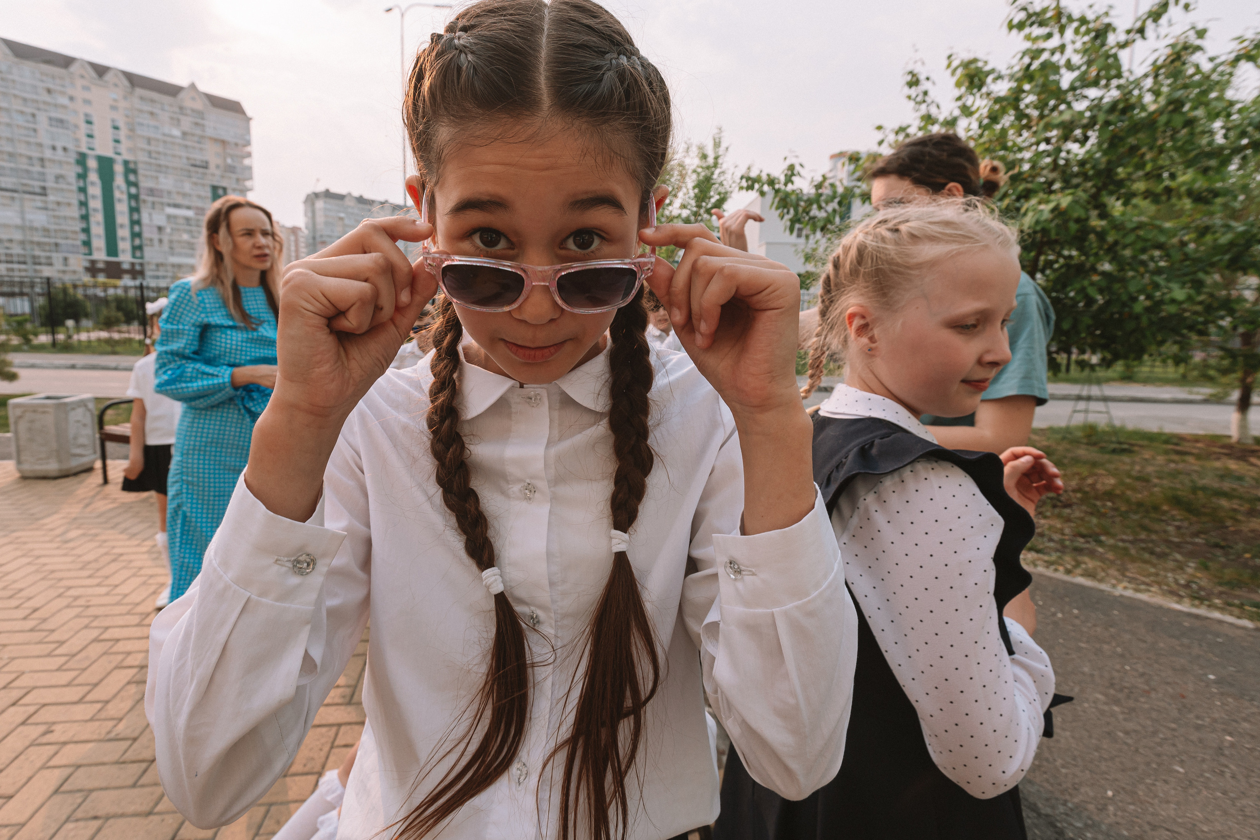 3 класс у школы. Семейный фотограф Тюмень, фотограф на роды Салмина Мария