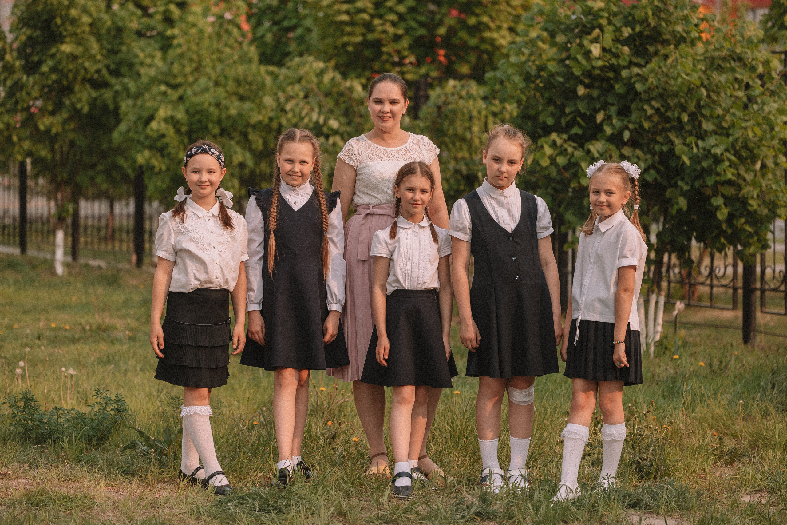 3 класс у школы. Семейный фотограф Тюмень, фотограф на роды Салмина Мария