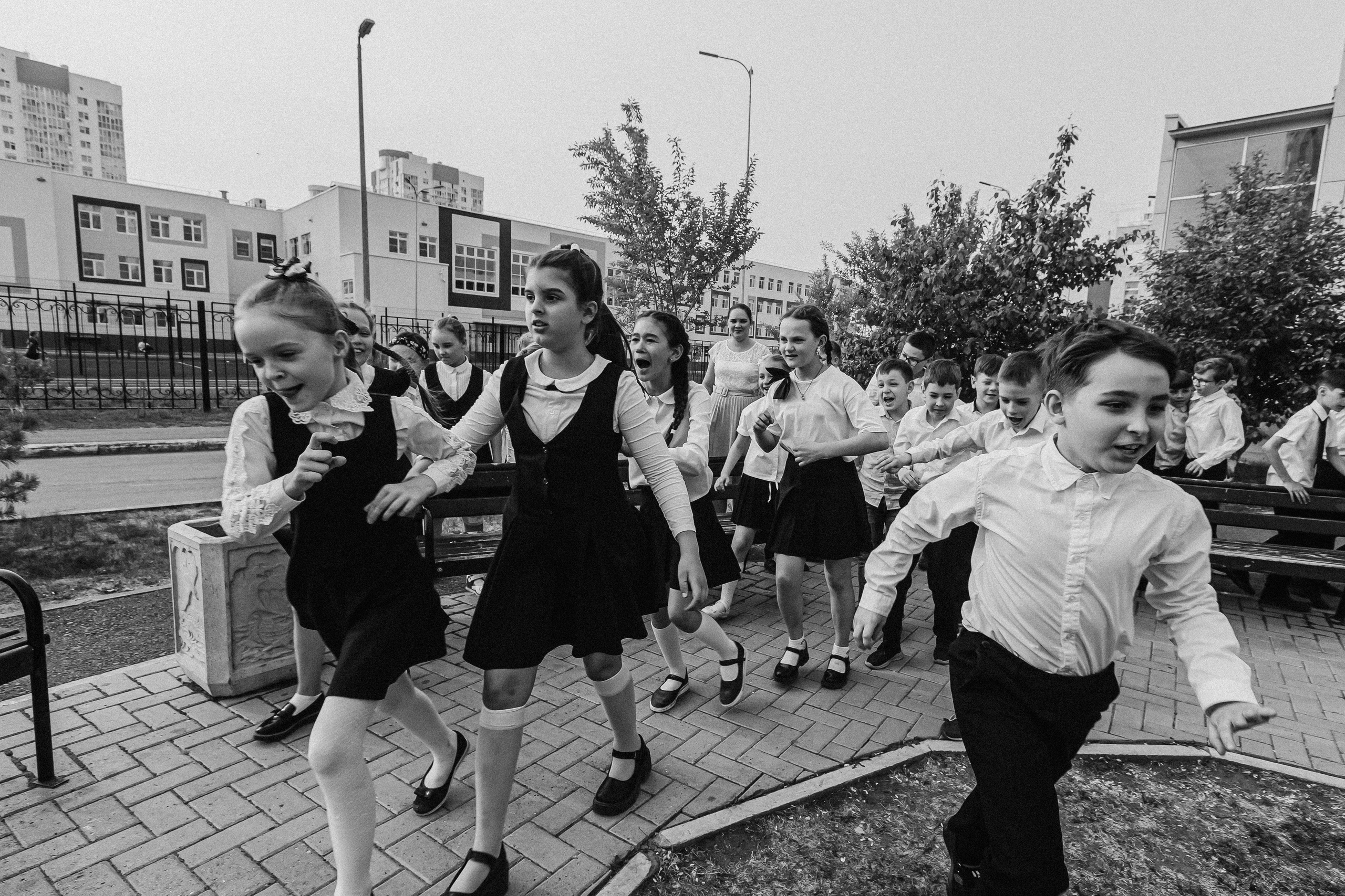 3 класс у школы. Семейный фотограф Тюмень, фотограф на роды Салмина Мария