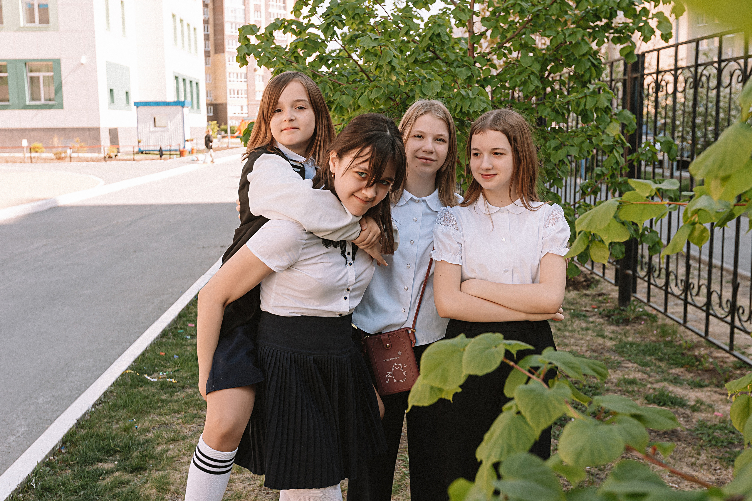 6 класс у школы. Семейный фотограф Тюмень, фотограф на роды Салмина Мария