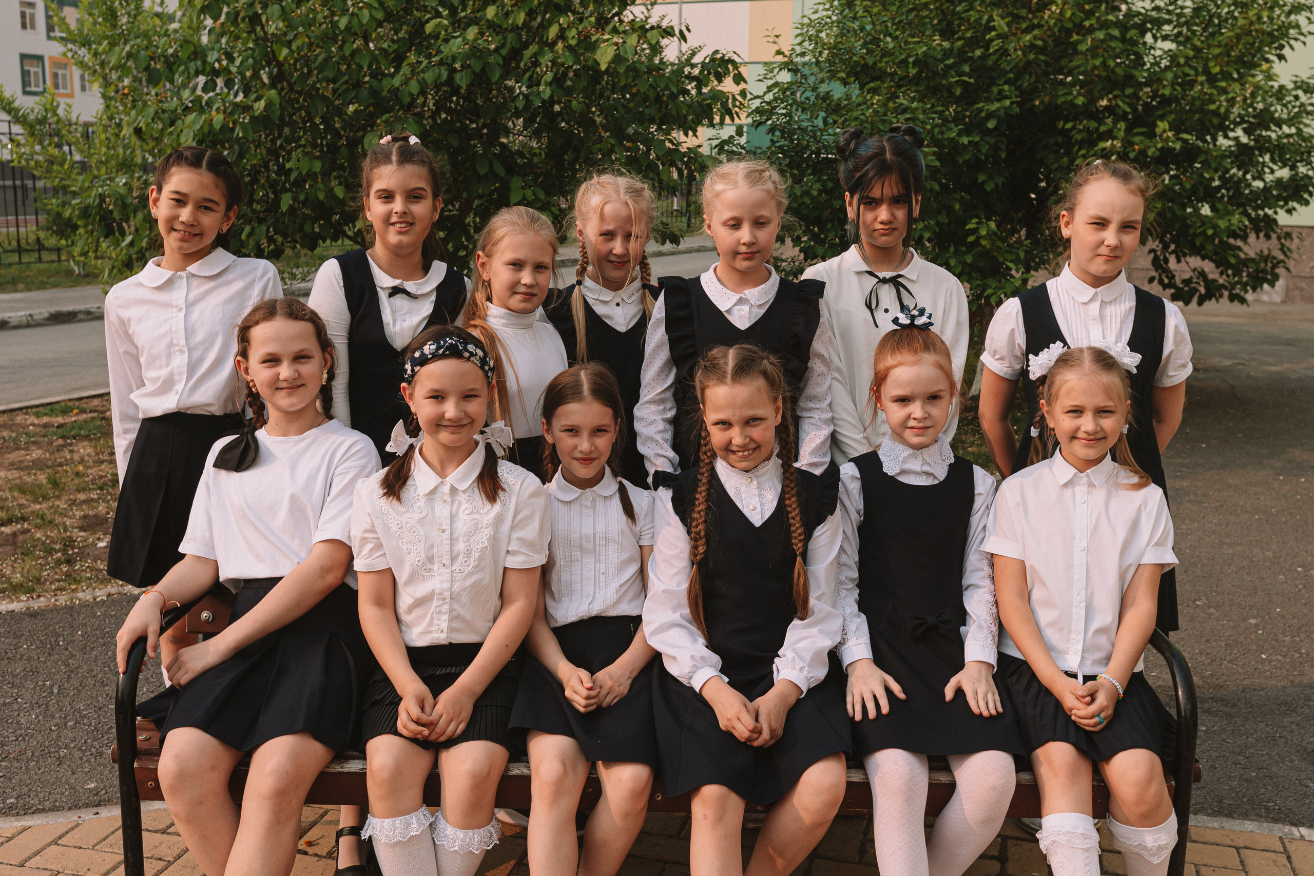 3 класс у школы. Семейный фотограф Тюмень, фотограф на роды Салмина Мария