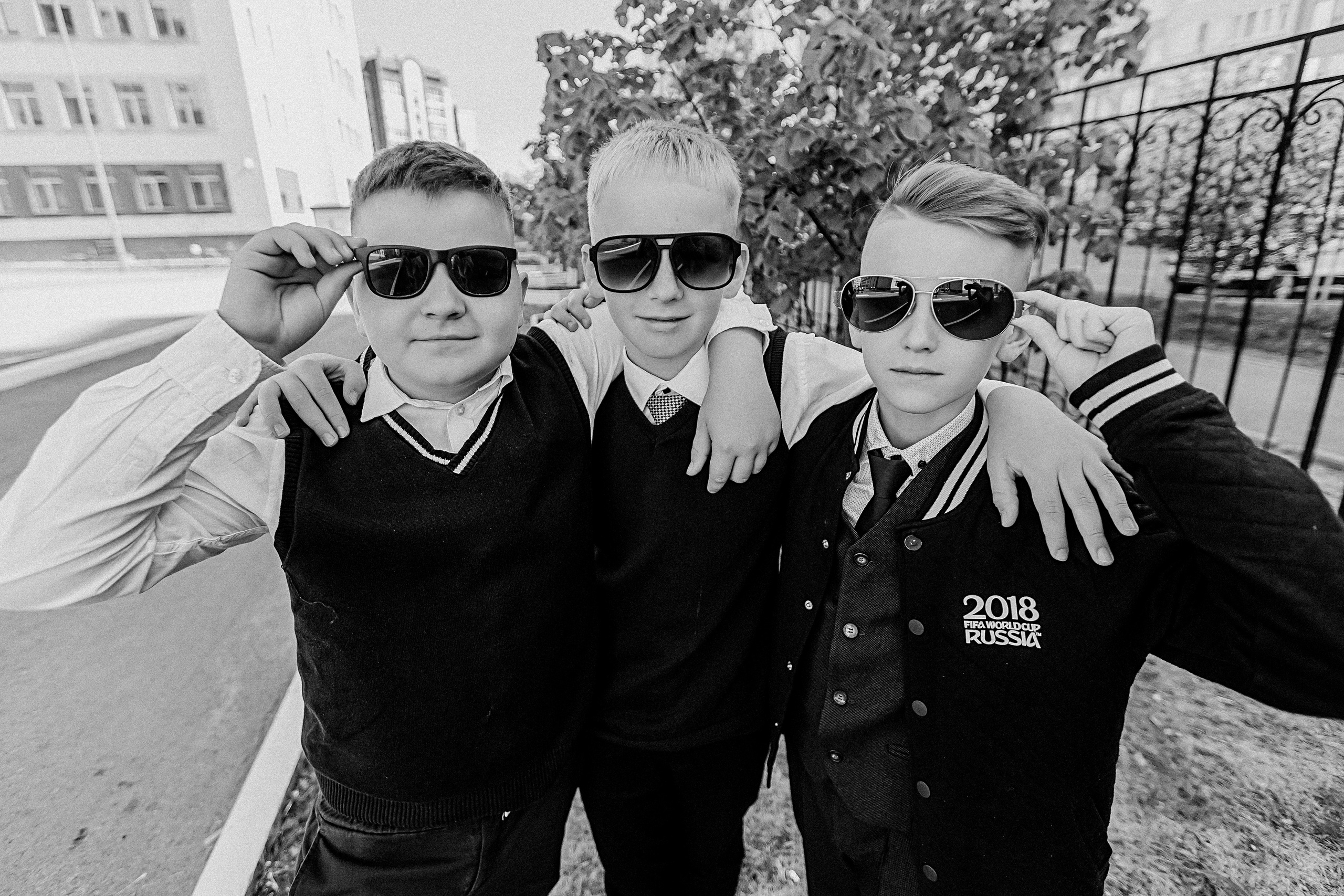 6 класс у школы. Семейный фотограф Тюмень, фотограф на роды Салмина Мария