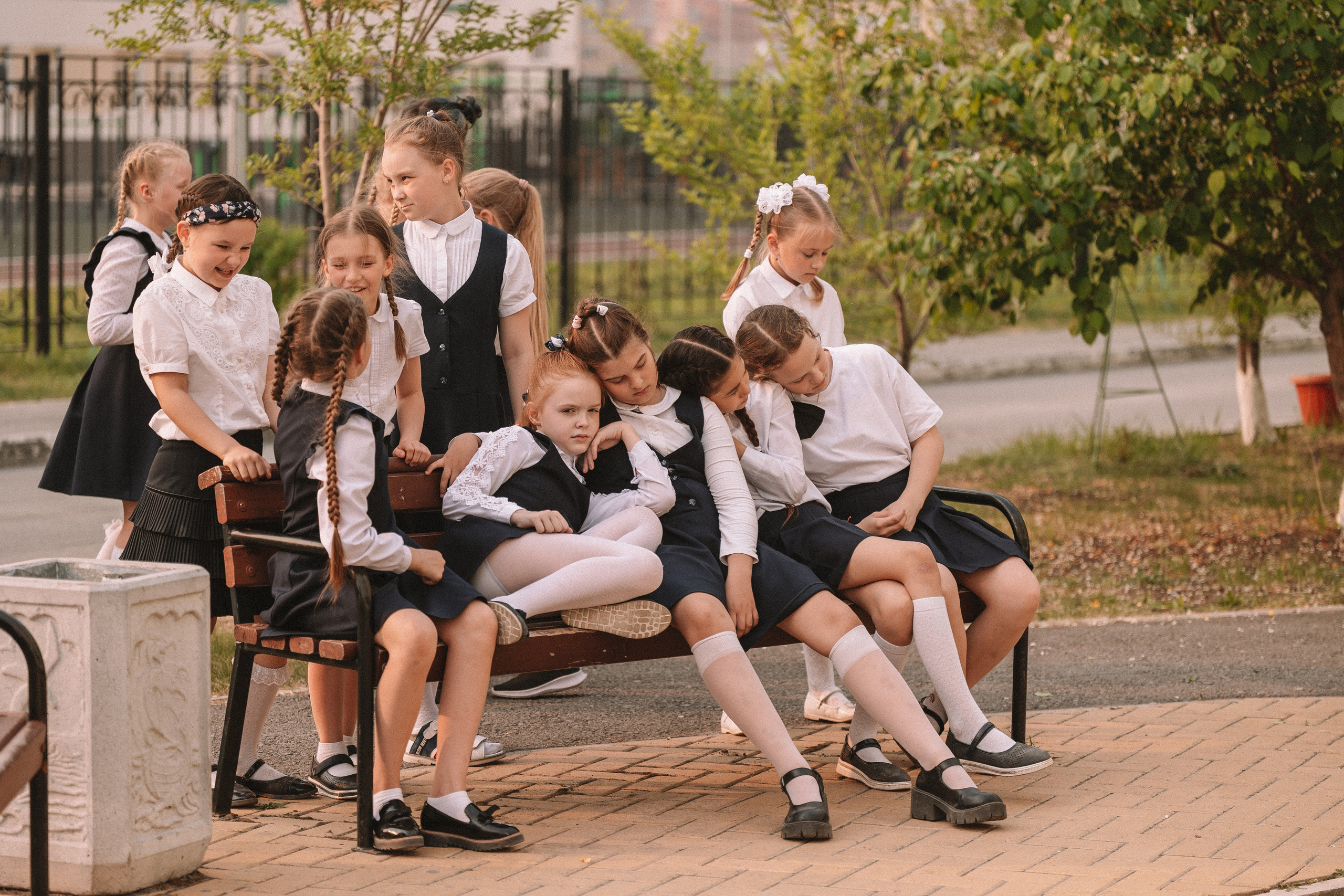 3 класс у школы. Семейный фотограф Тюмень, фотограф на роды Салмина Мария