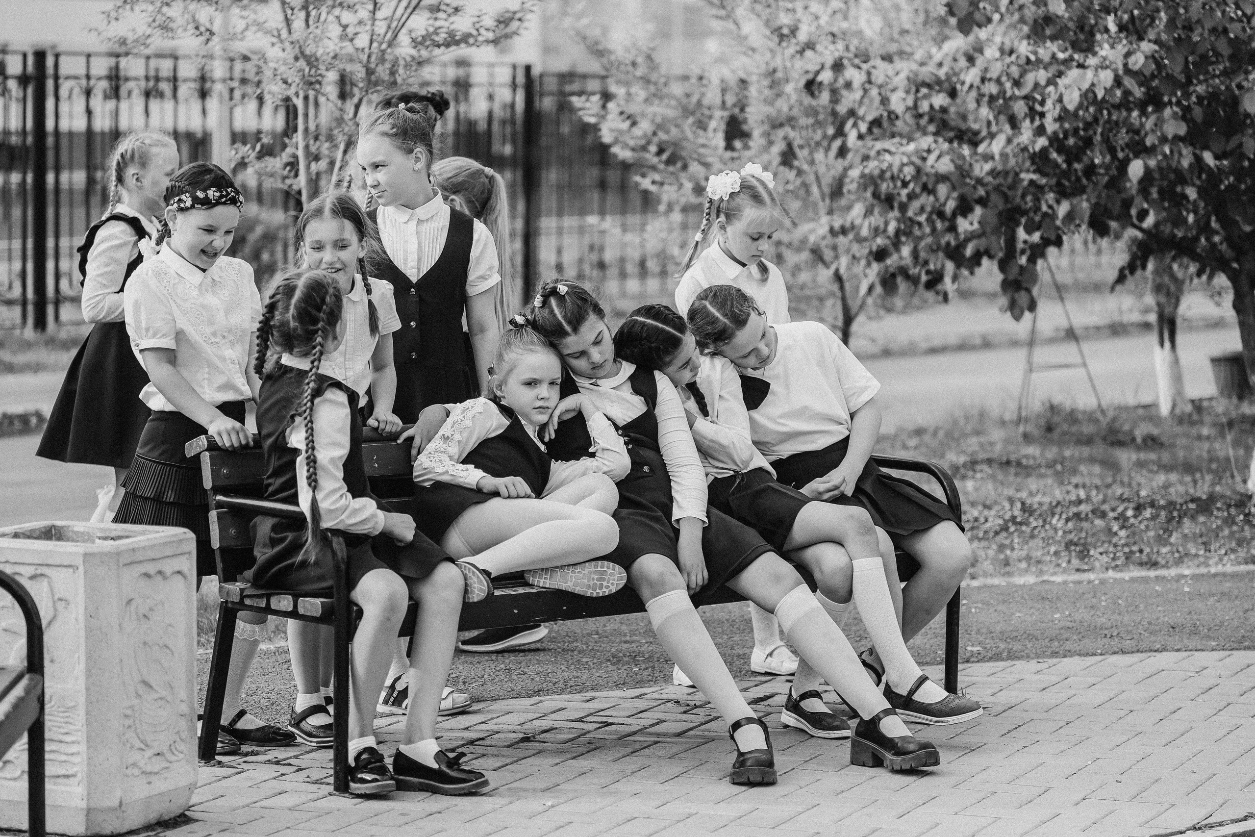 3 класс у школы. Семейный фотограф Тюмень, фотограф на роды Салмина Мария