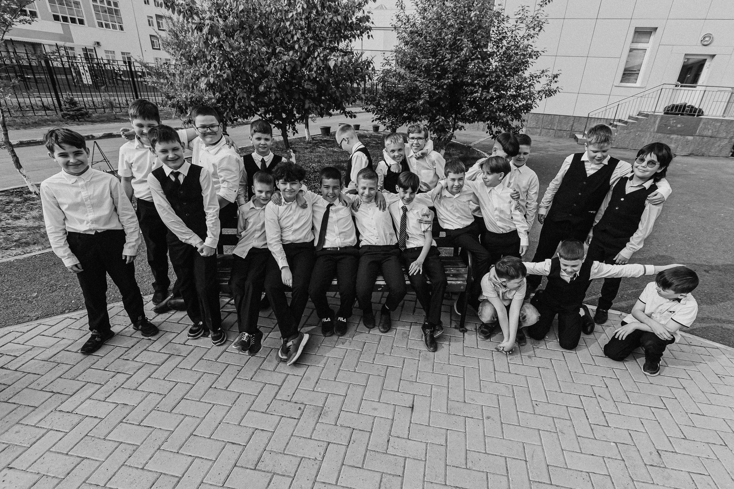 3 класс у школы. Семейный фотограф Тюмень, фотограф на роды Салмина Мария