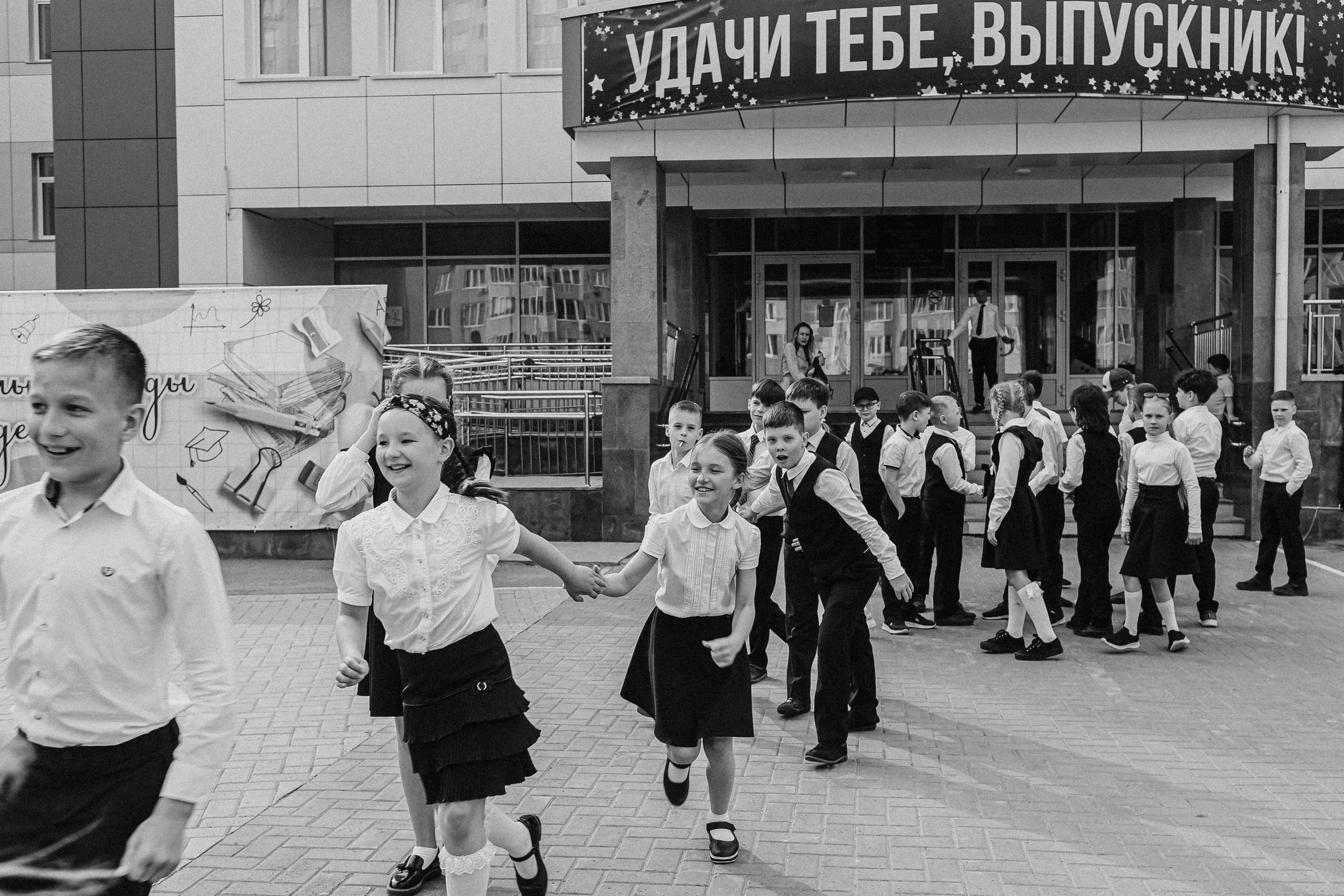 3 класс у школы. Семейный фотограф Тюмень, фотограф на роды Салмина Мария
