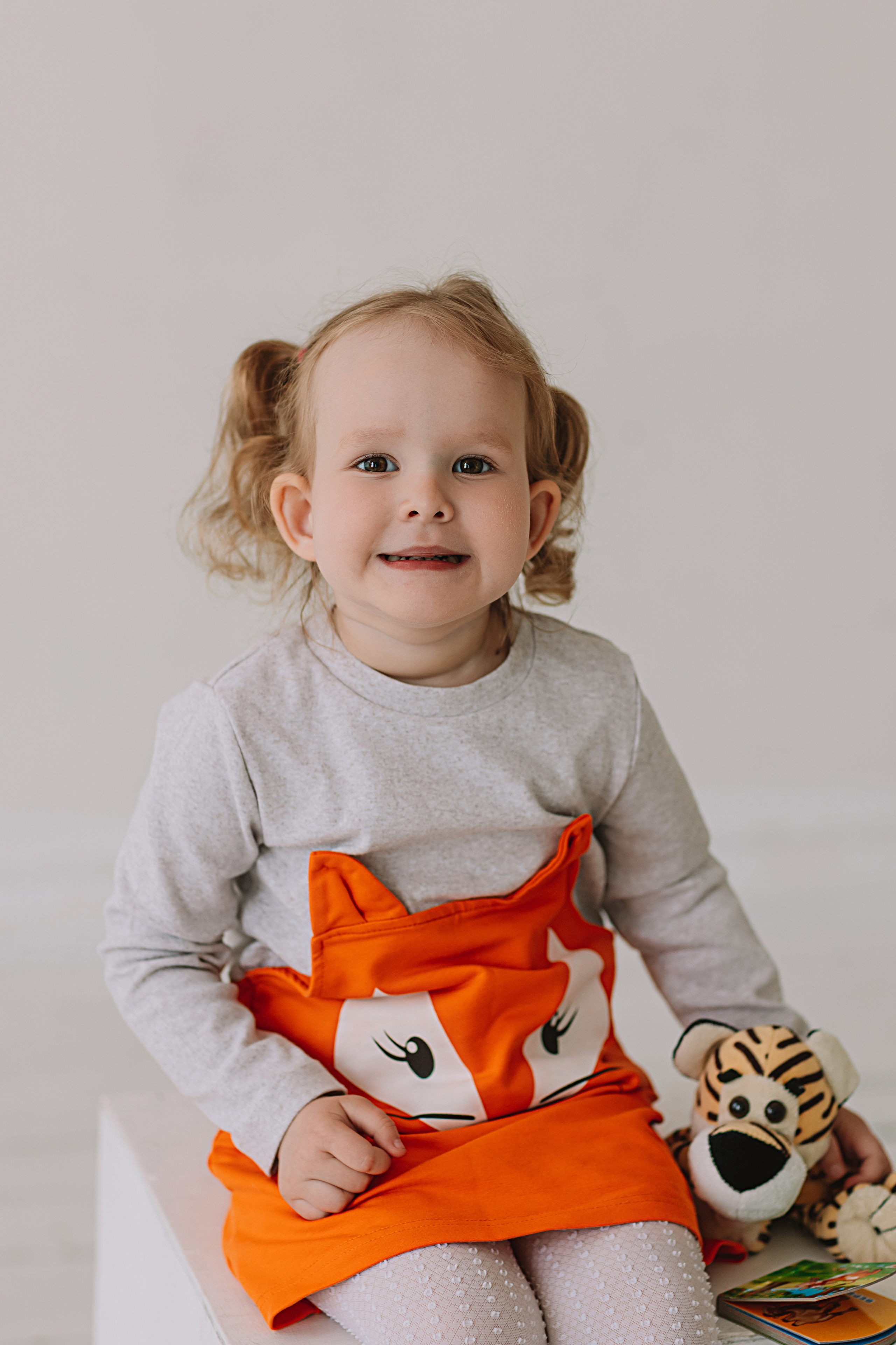 Младшая группа садика в студии. Семейный фотограф Тюмень, фотограф на роды Салмина Мария