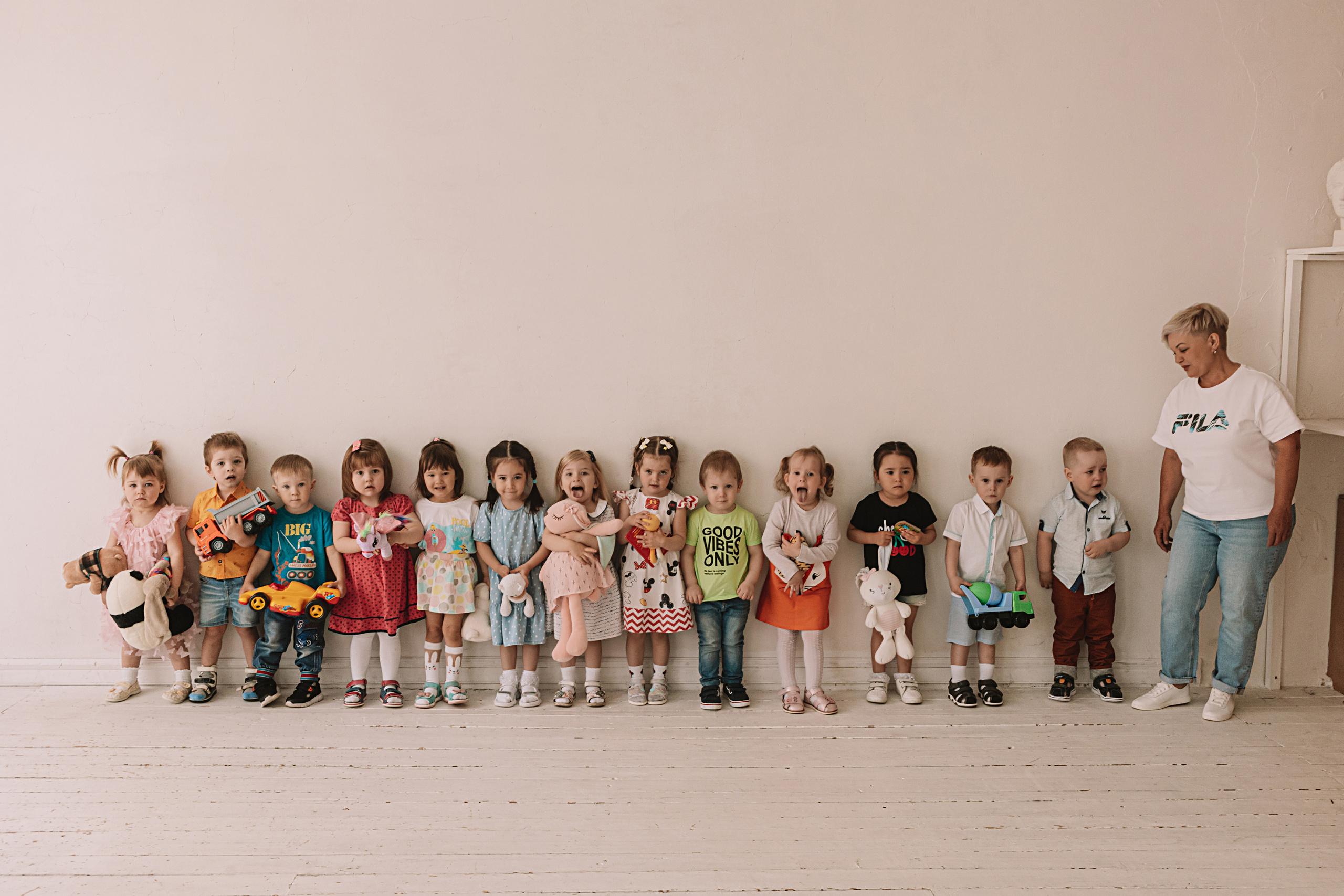 Младшая группа садика в студии. Семейный фотограф Тюмень, фотограф на роды Салмина Мария