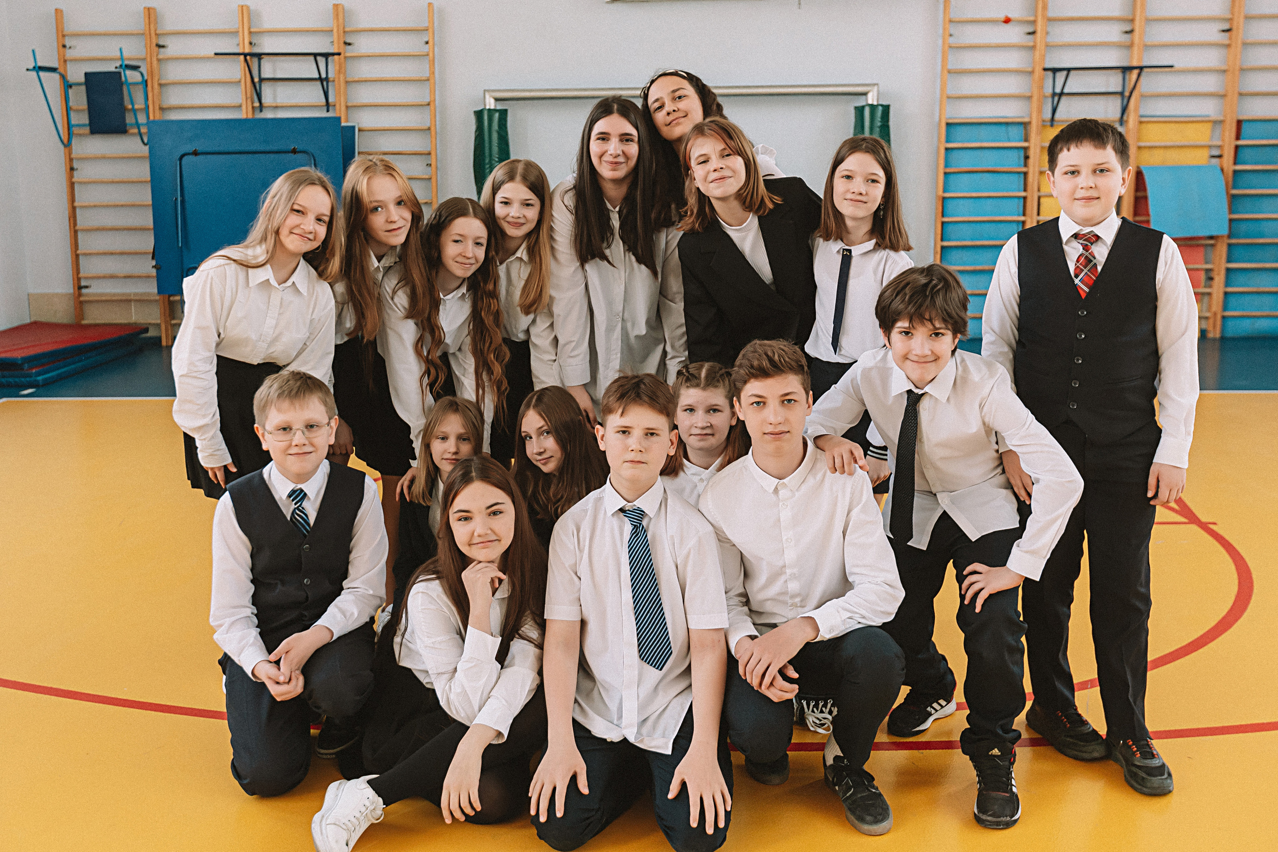 7 класс в стенах школы. Семейный фотограф Тюмень, фотограф на роды Салмина Мария