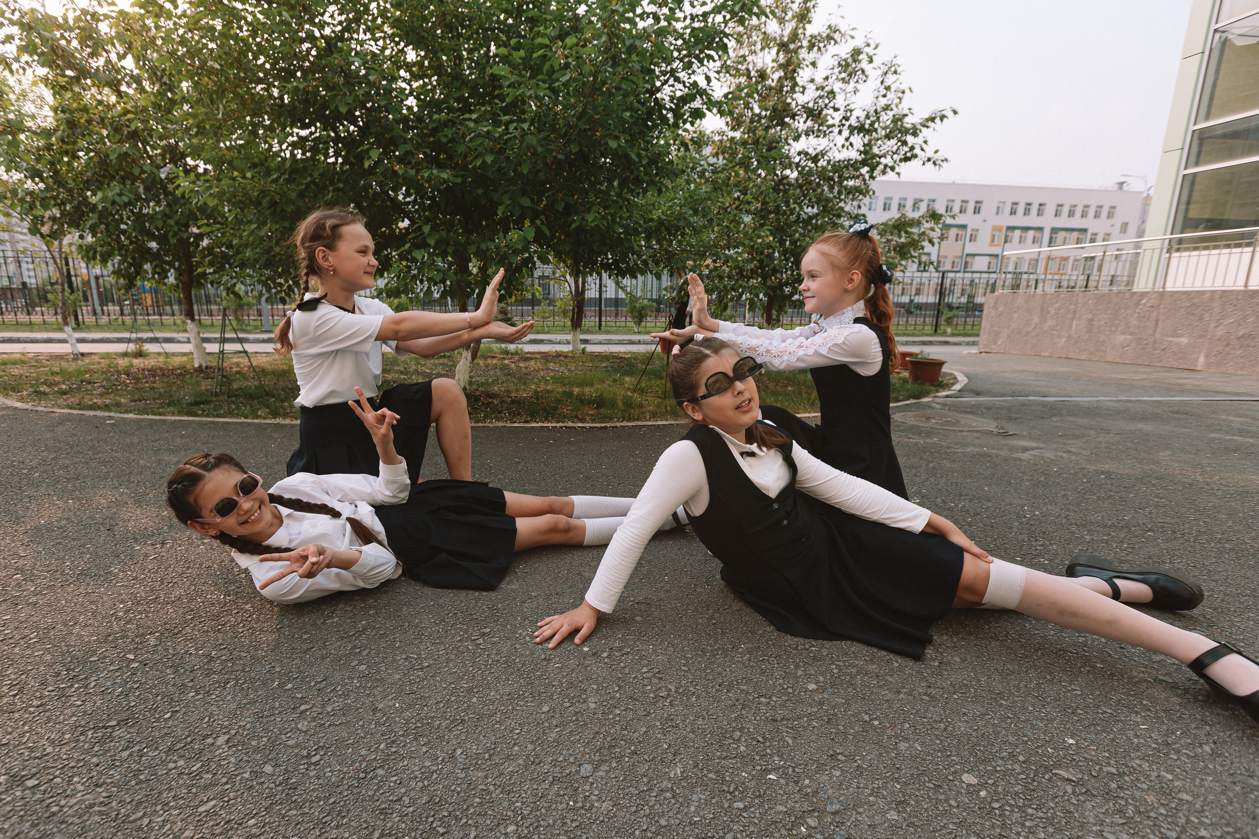 3 класс у школы. Семейный фотограф Тюмень, фотограф на роды Салмина Мария