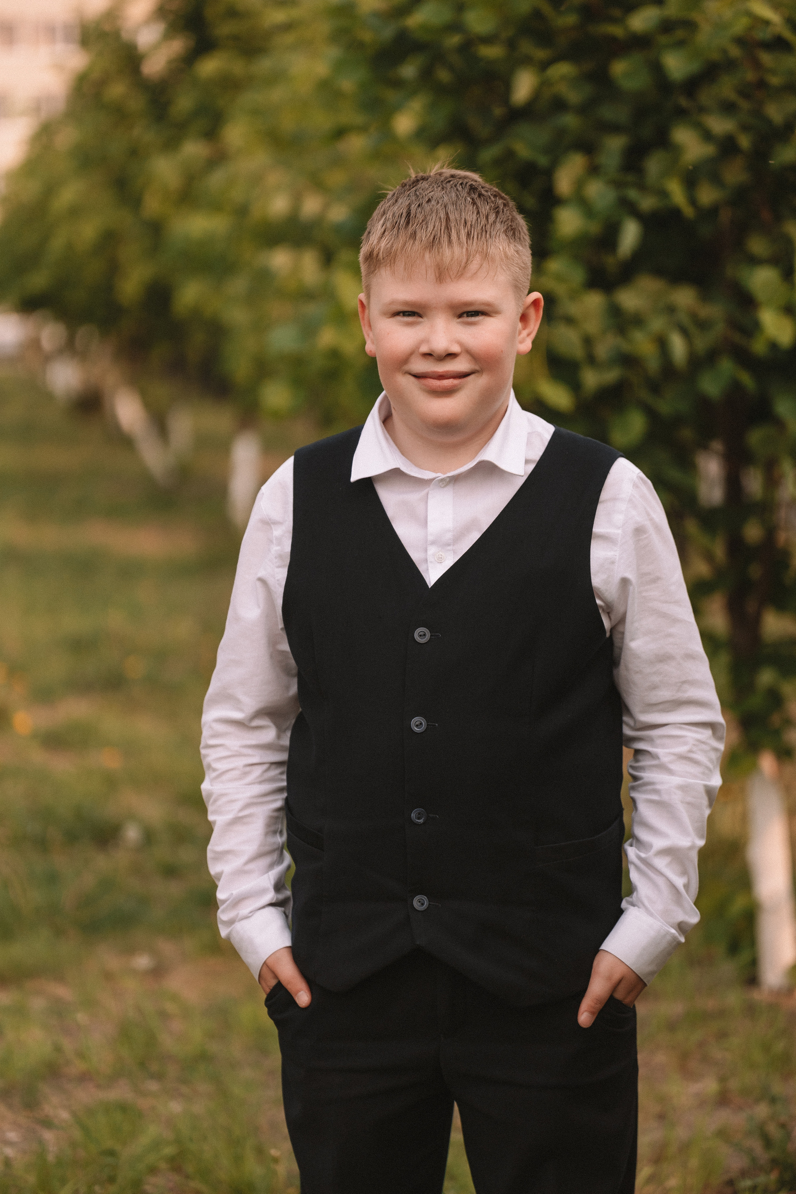 3 класс у школы. Семейный фотограф Тюмень, фотограф на роды Салмина Мария