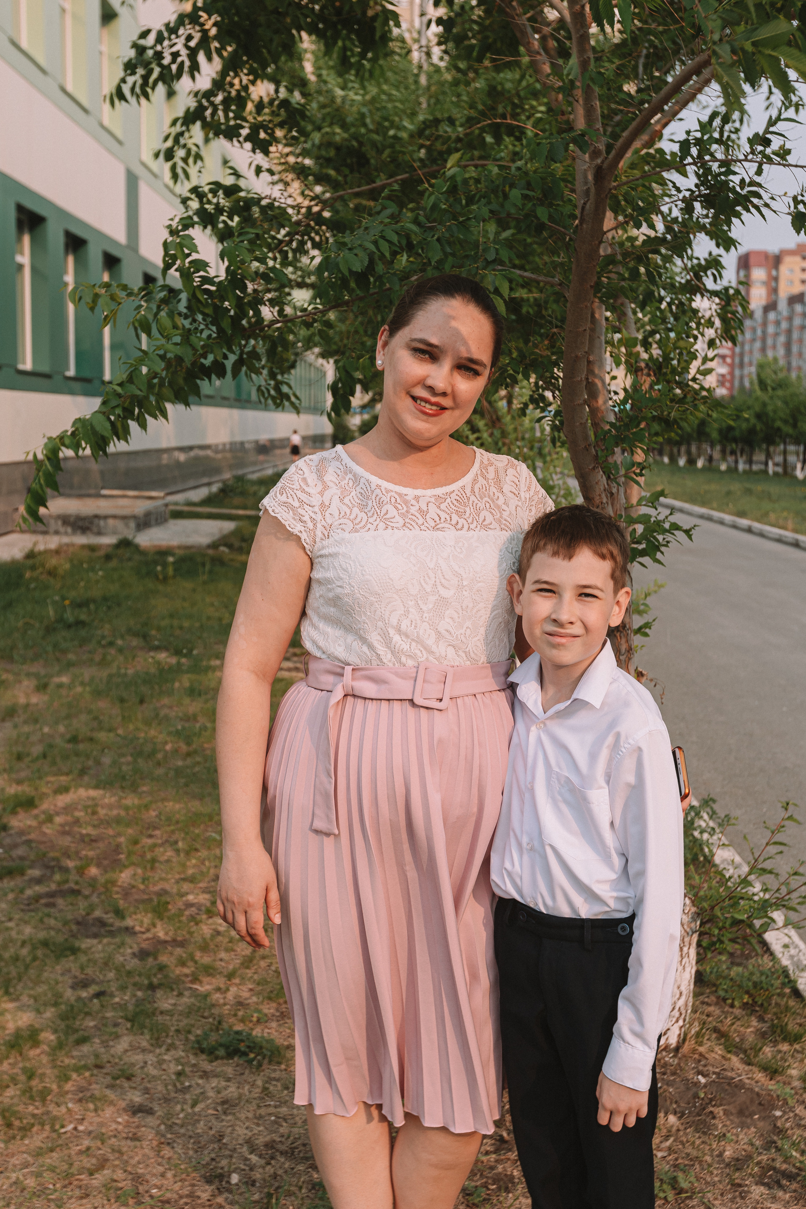 3 класс у школы. Семейный фотограф Тюмень, фотограф на роды Салмина Мария