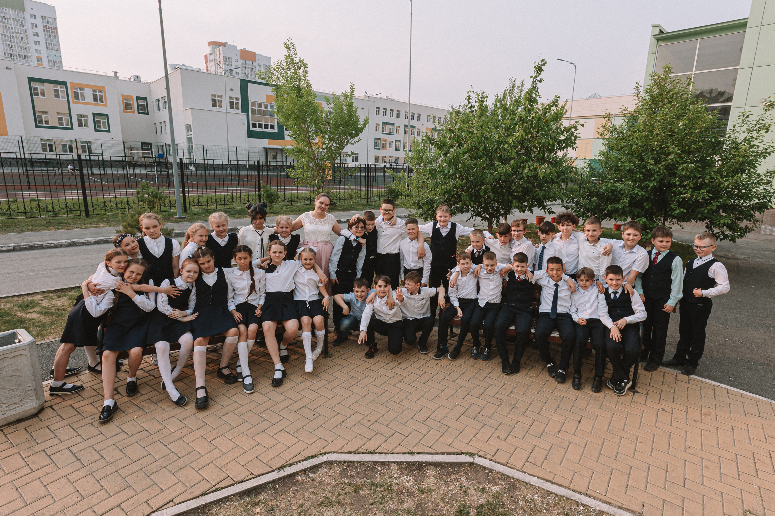 3 класс у школы. Семейный фотограф Тюмень, фотограф на роды Салмина Мария