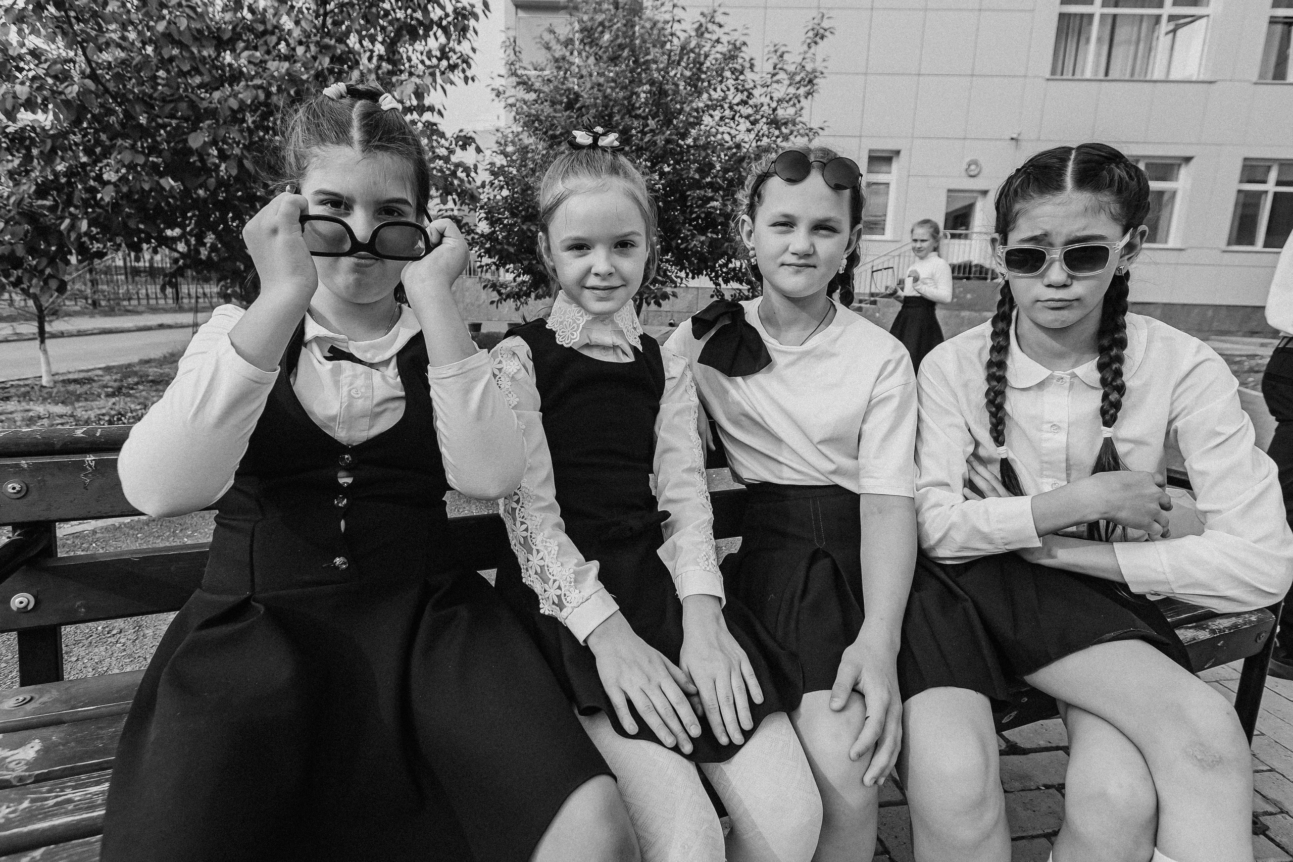 3 класс у школы. Семейный фотограф Тюмень, фотограф на роды Салмина Мария