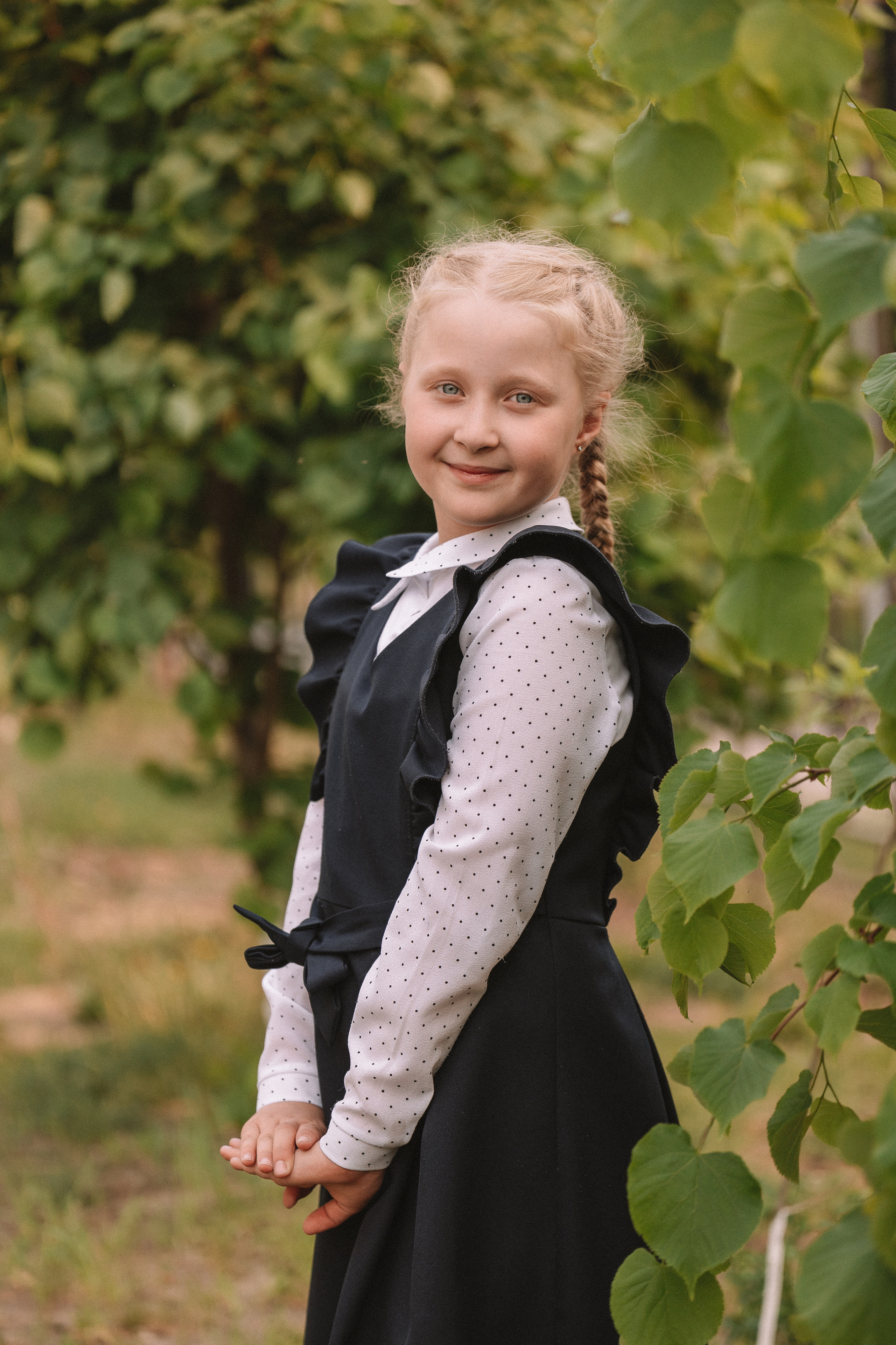 3 класс у школы. Семейный фотограф Тюмень, фотограф на роды Салмина Мария