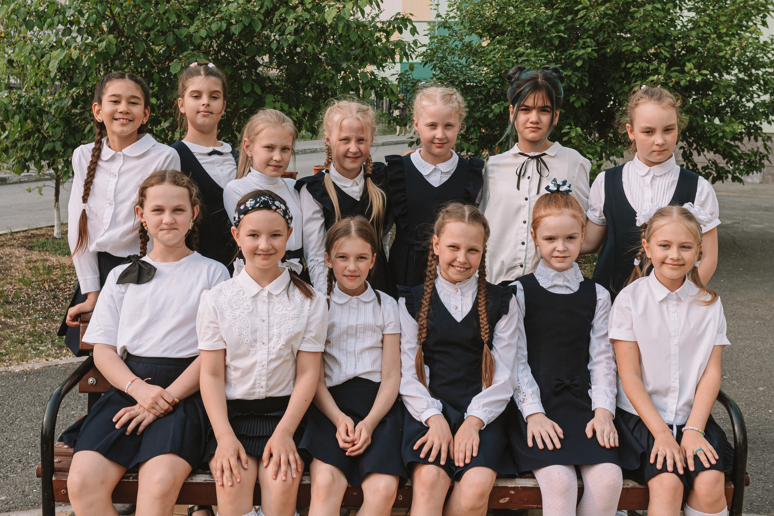 3 класс у школы. Семейный фотограф Тюмень, фотограф на роды Салмина Мария