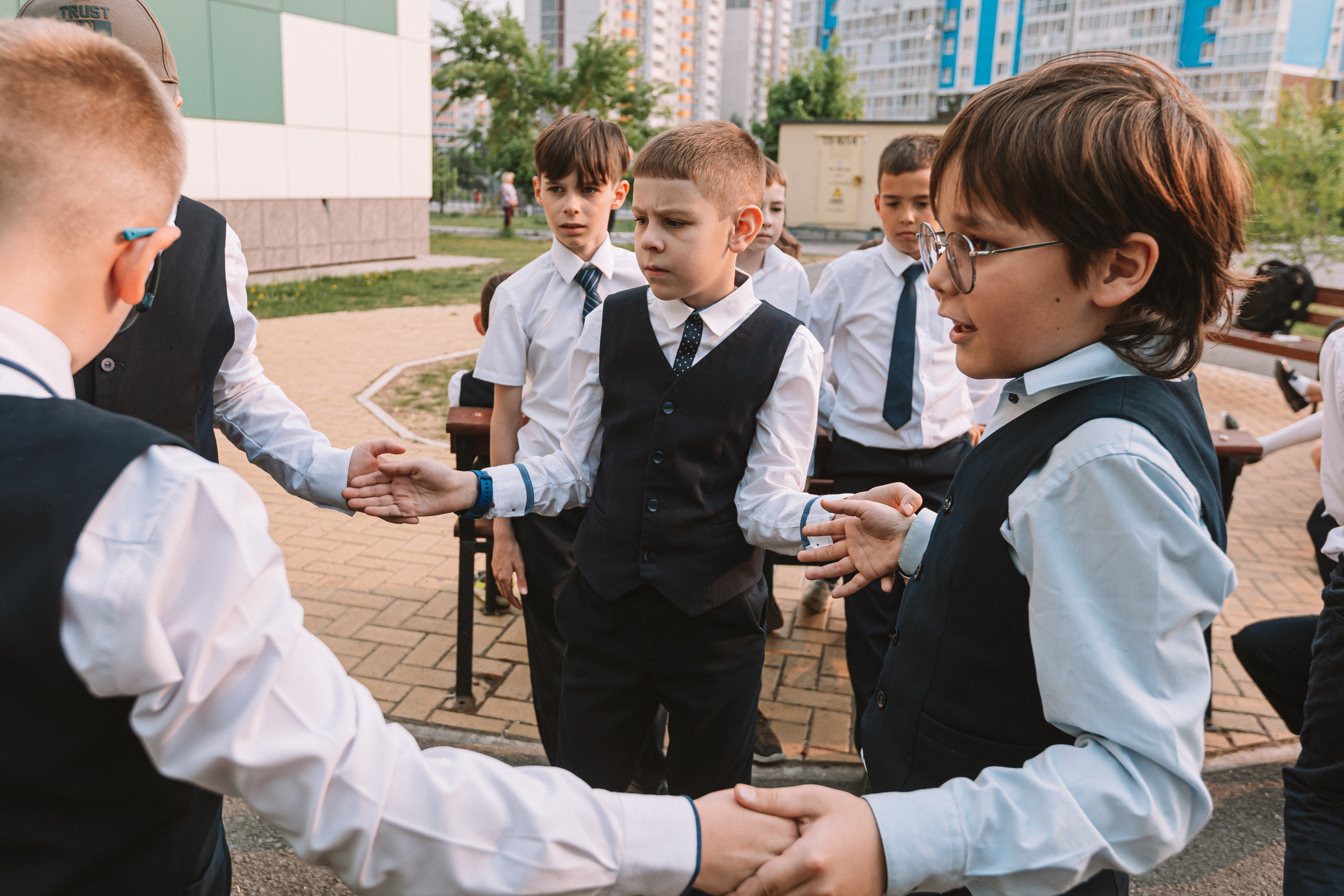 3 класс у школы. Семейный фотограф Тюмень, фотограф на роды Салмина Мария