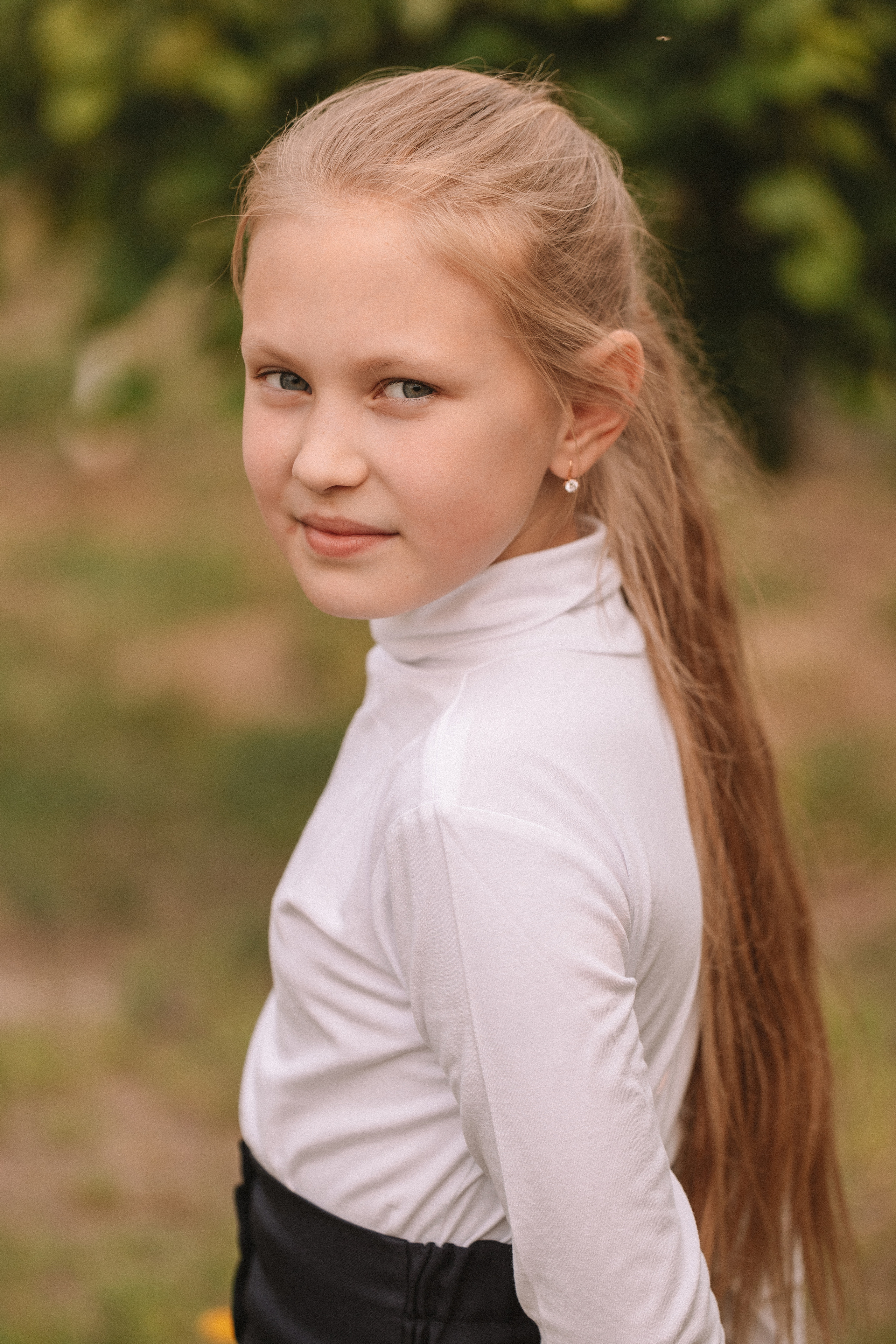 3 класс у школы. Семейный фотограф Тюмень, фотограф на роды Салмина Мария