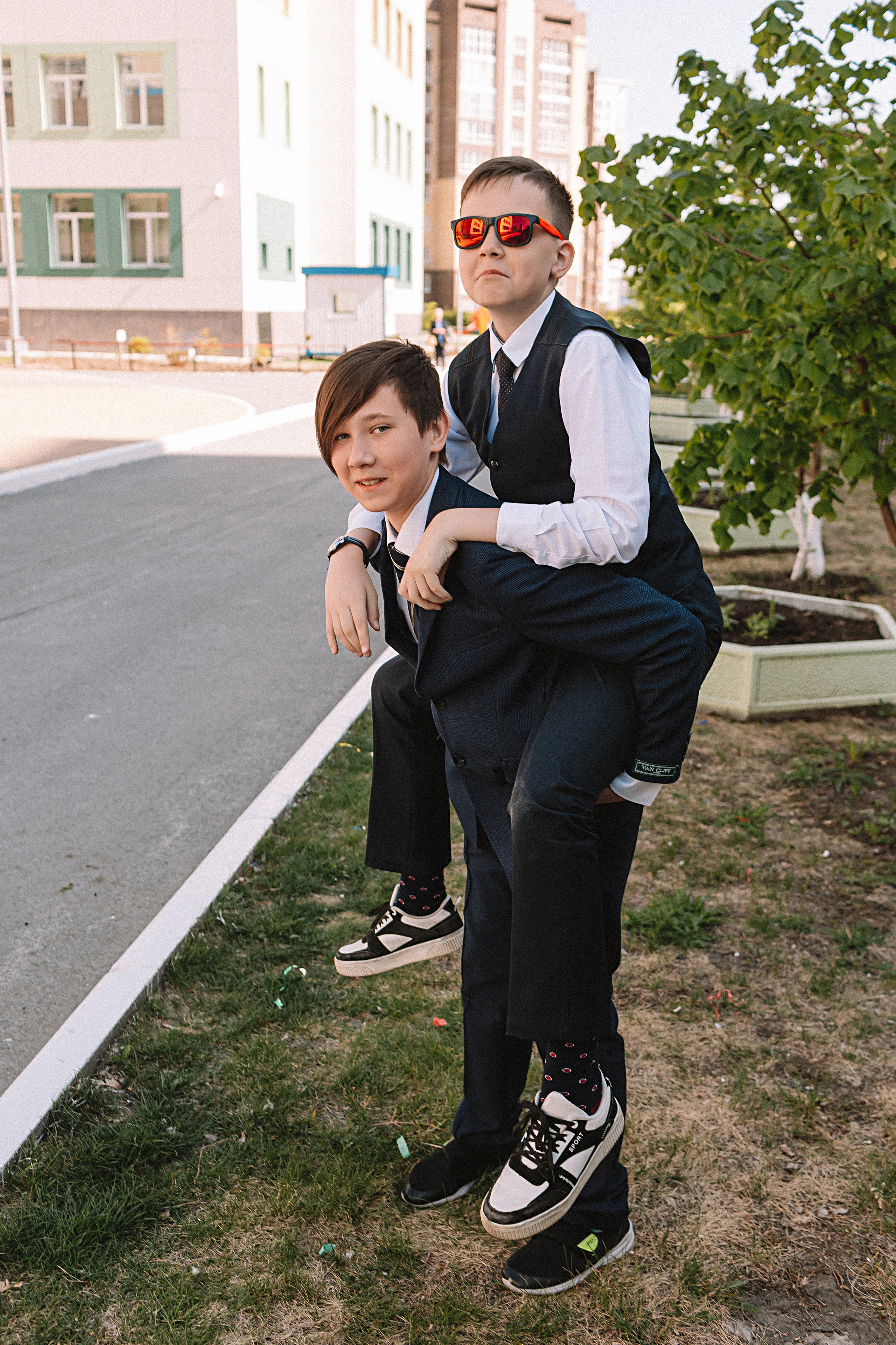 6 класс у школы. Семейный фотограф Тюмень, фотограф на роды Салмина Мария