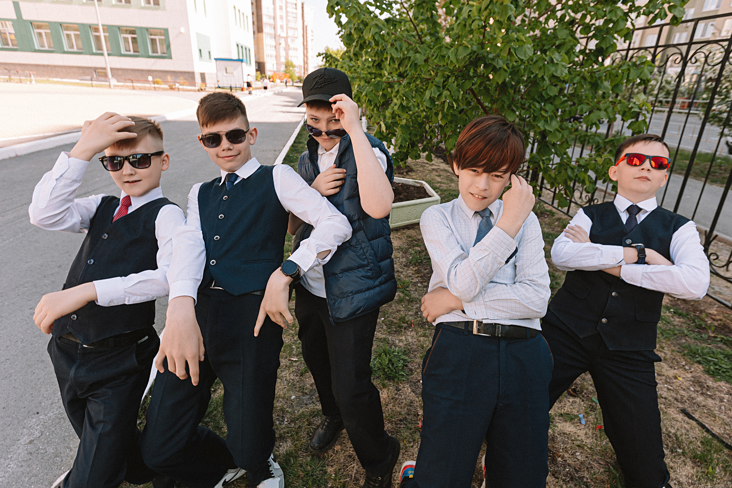 6 класс у школы. Семейный фотограф Тюмень, фотограф на роды Салмина Мария