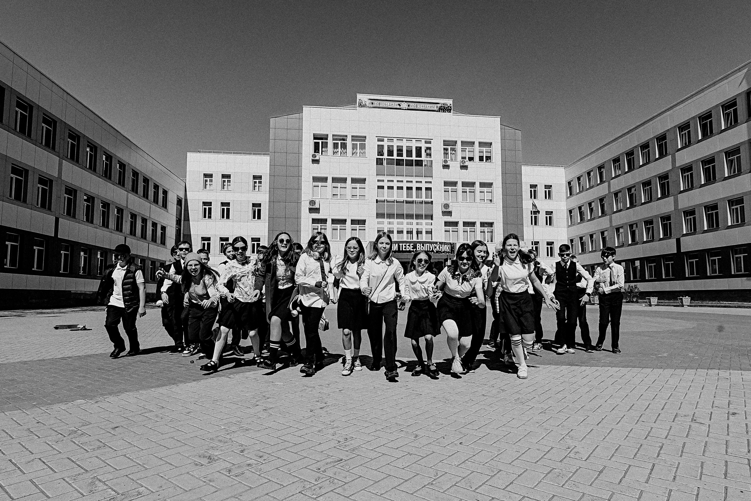 6 класс у школы. Семейный фотограф Тюмень, фотограф на роды Салмина Мария