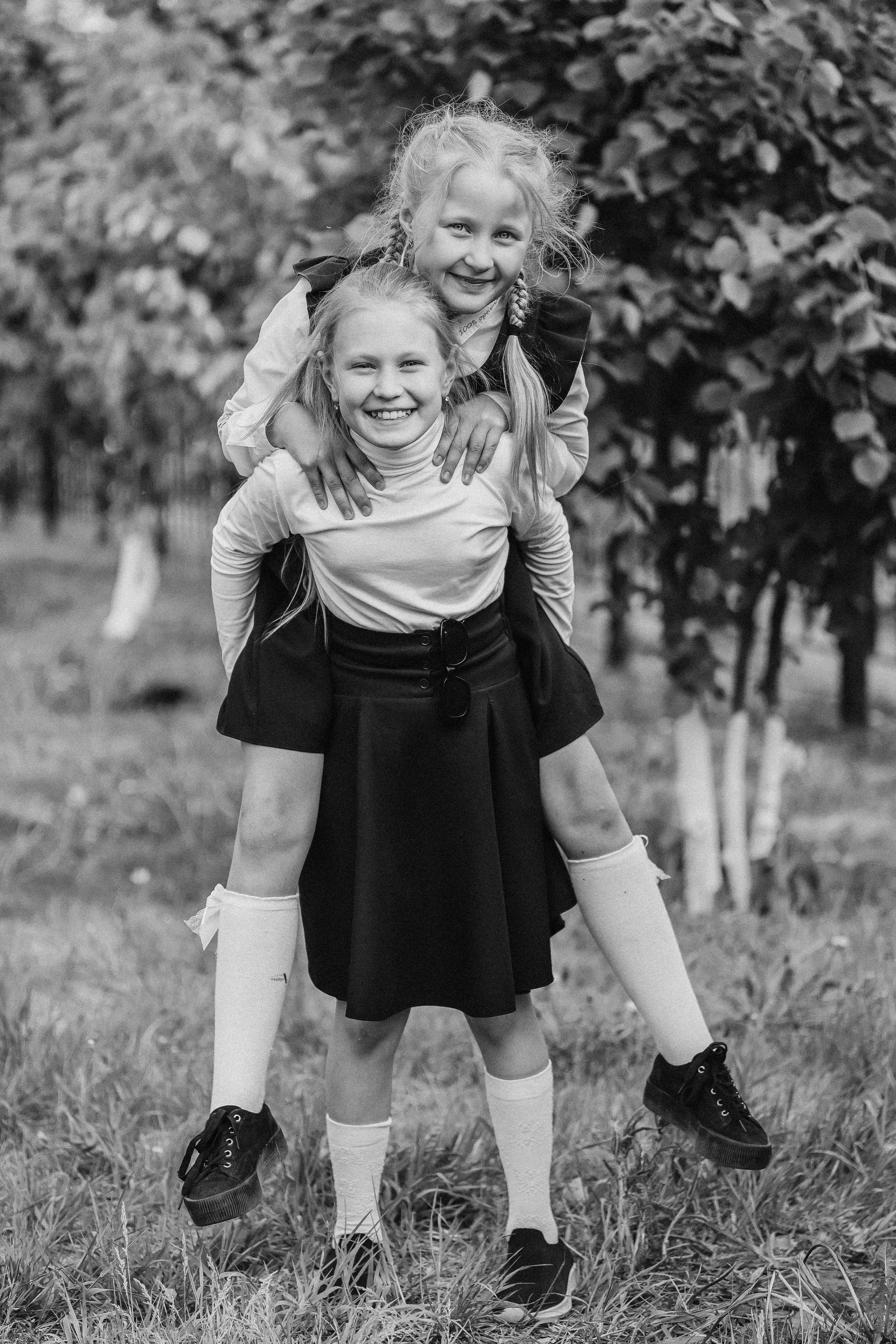 3 класс у школы. Семейный фотограф Тюмень, фотограф на роды Салмина Мария