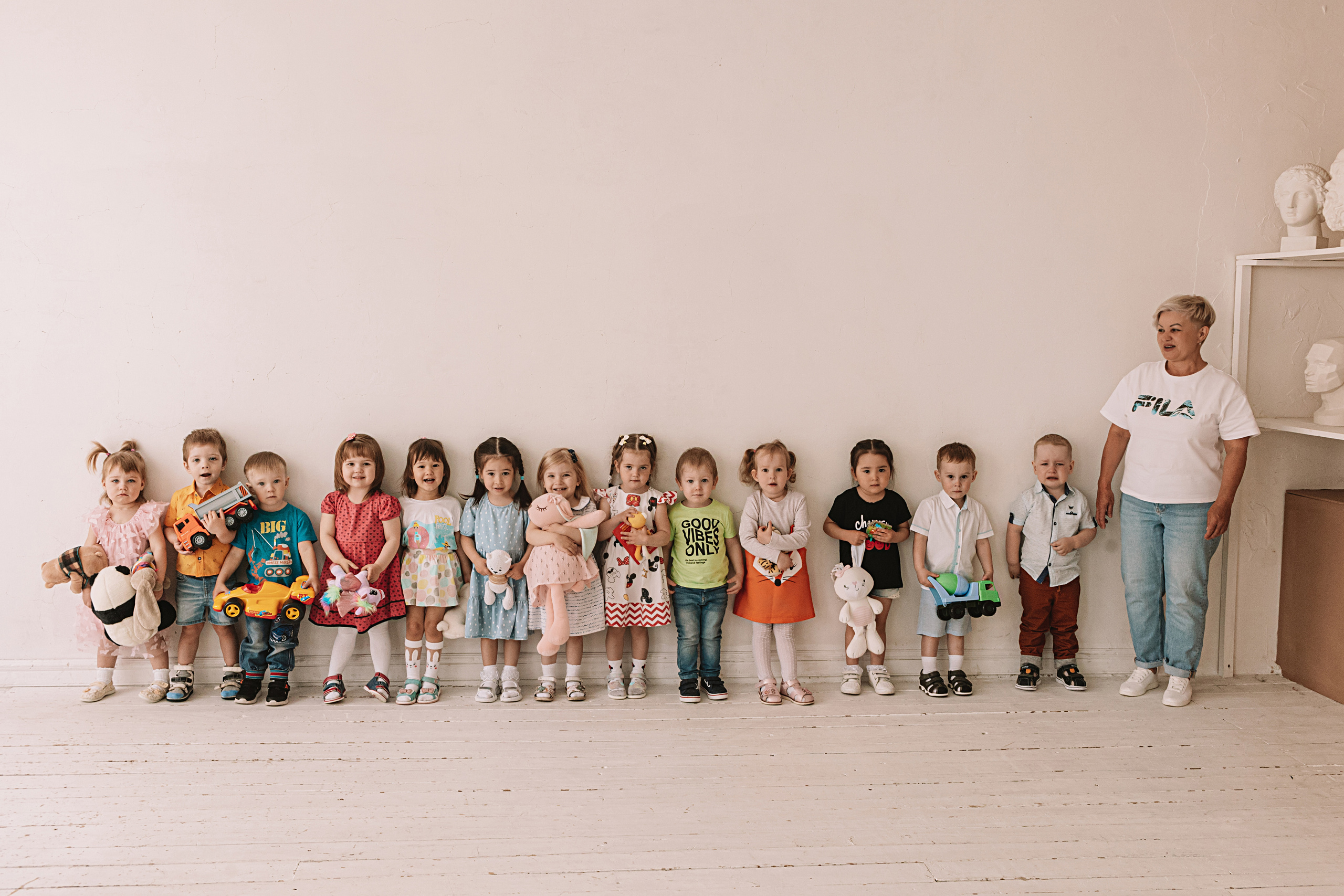 Младшая группа садика в студии. Семейный фотограф Тюмень, фотограф на роды Салмина Мария