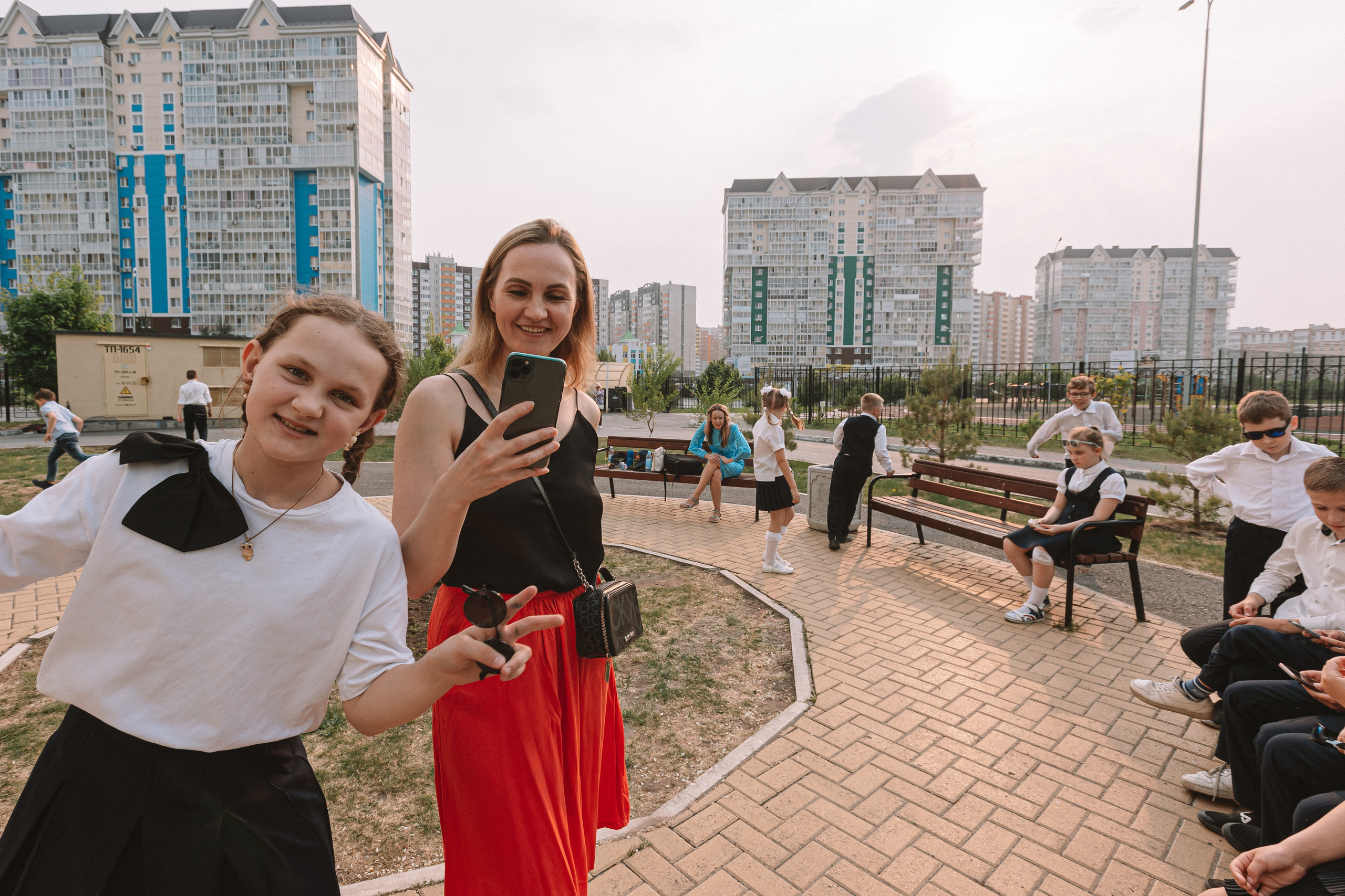 3 класс у школы. Семейный фотограф Тюмень, фотограф на роды Салмина Мария