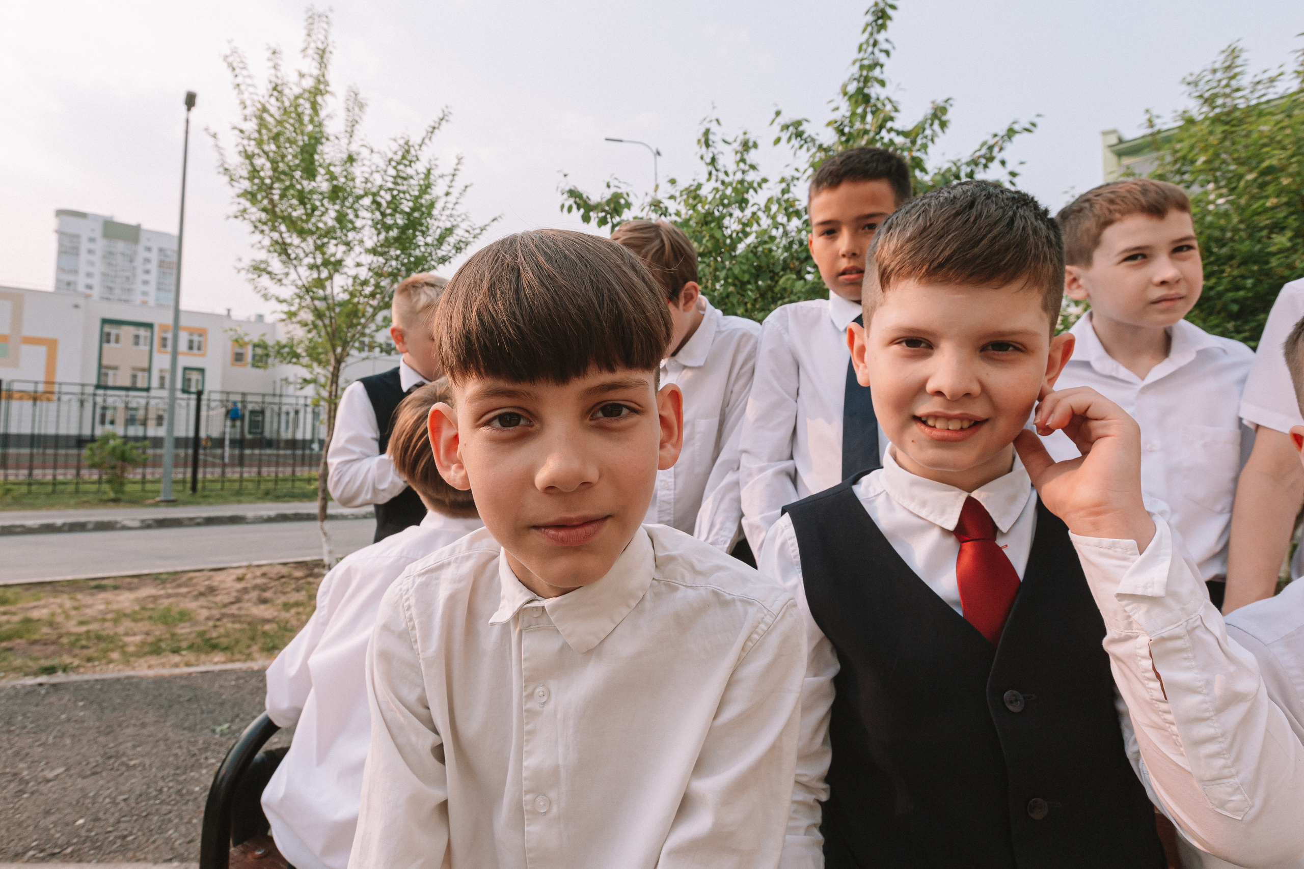 3 класс у школы. Семейный фотограф Тюмень, фотограф на роды Салмина Мария