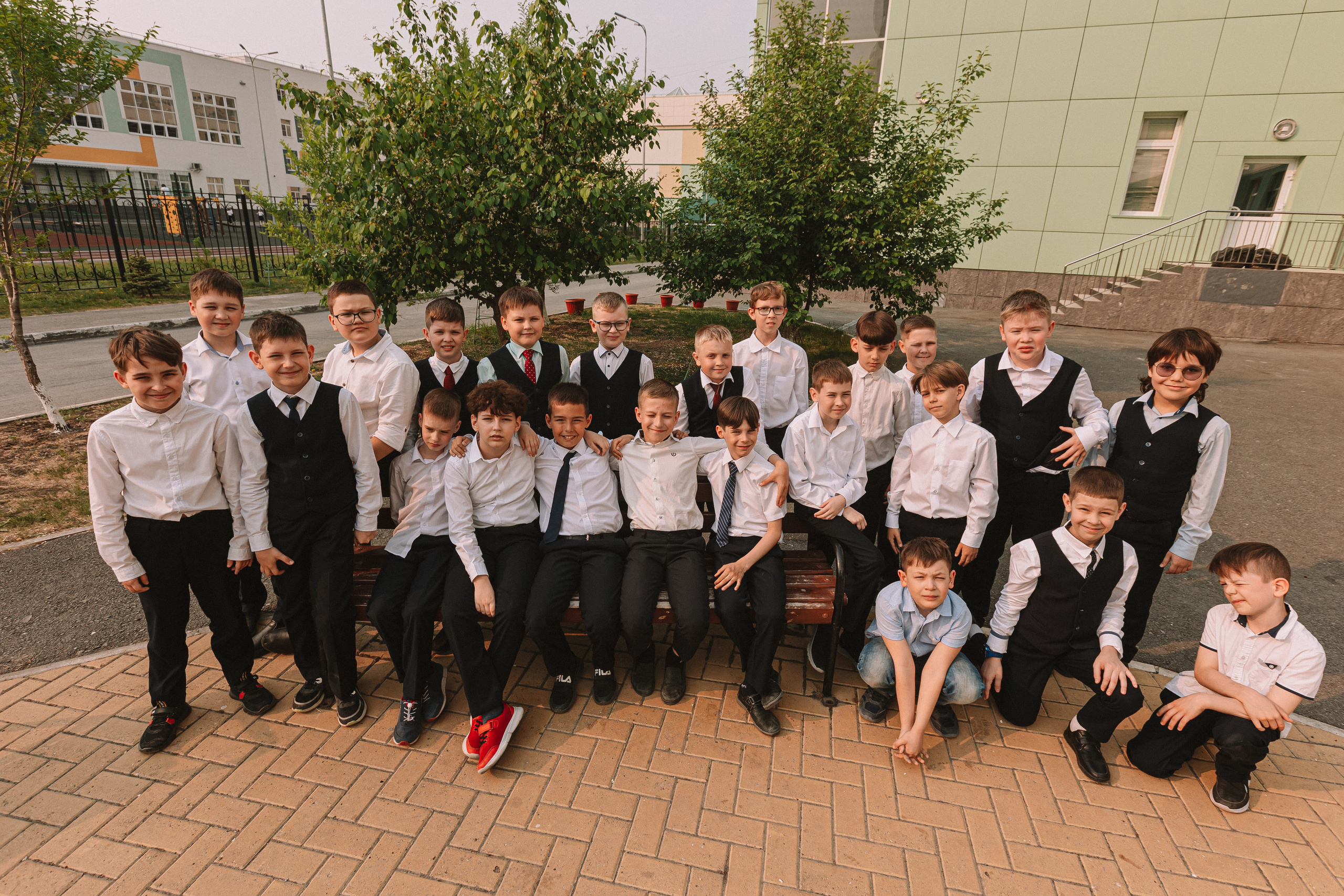 3 класс у школы. Семейный фотограф Тюмень, фотограф на роды Салмина Мария