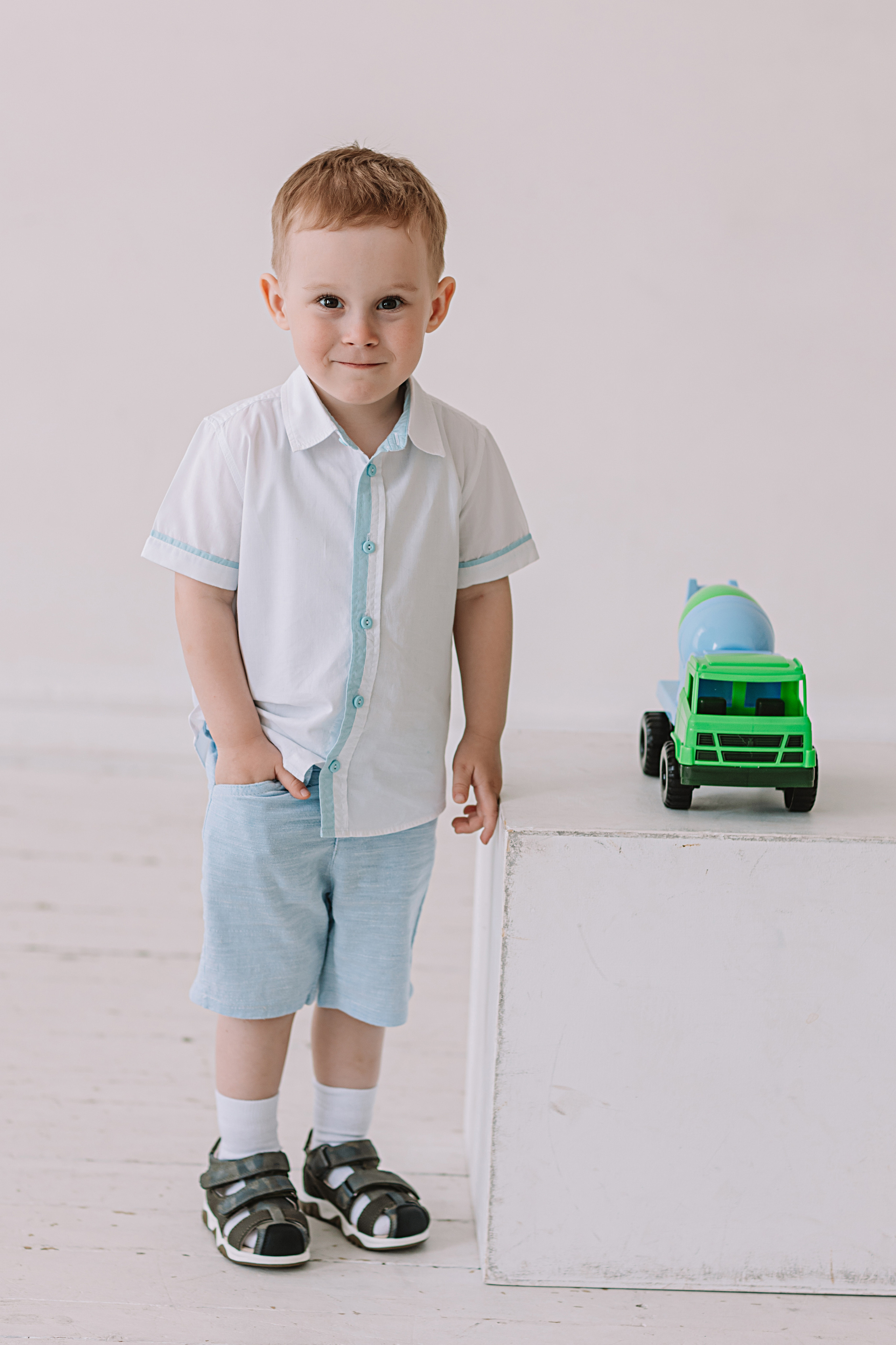 Младшая группа садика в студии. Семейный фотограф Тюмень, фотограф на роды Салмина Мария