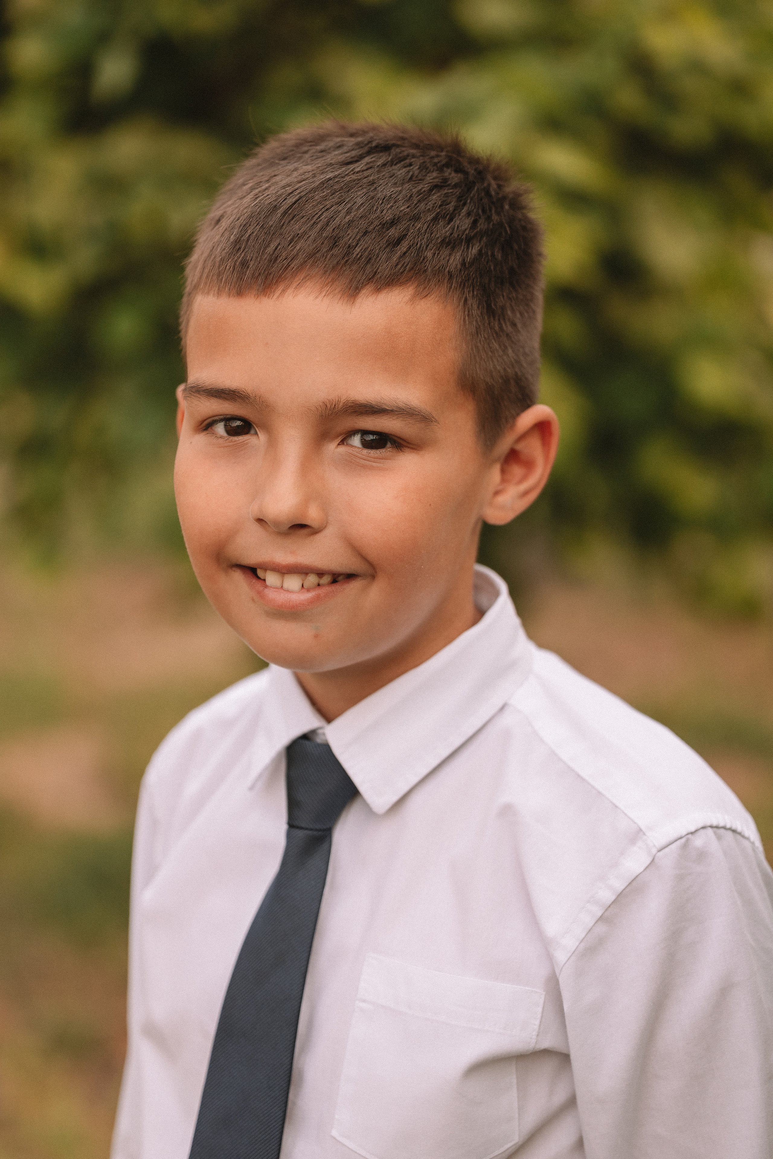 3 класс у школы. Семейный фотограф Тюмень, фотограф на роды Салмина Мария