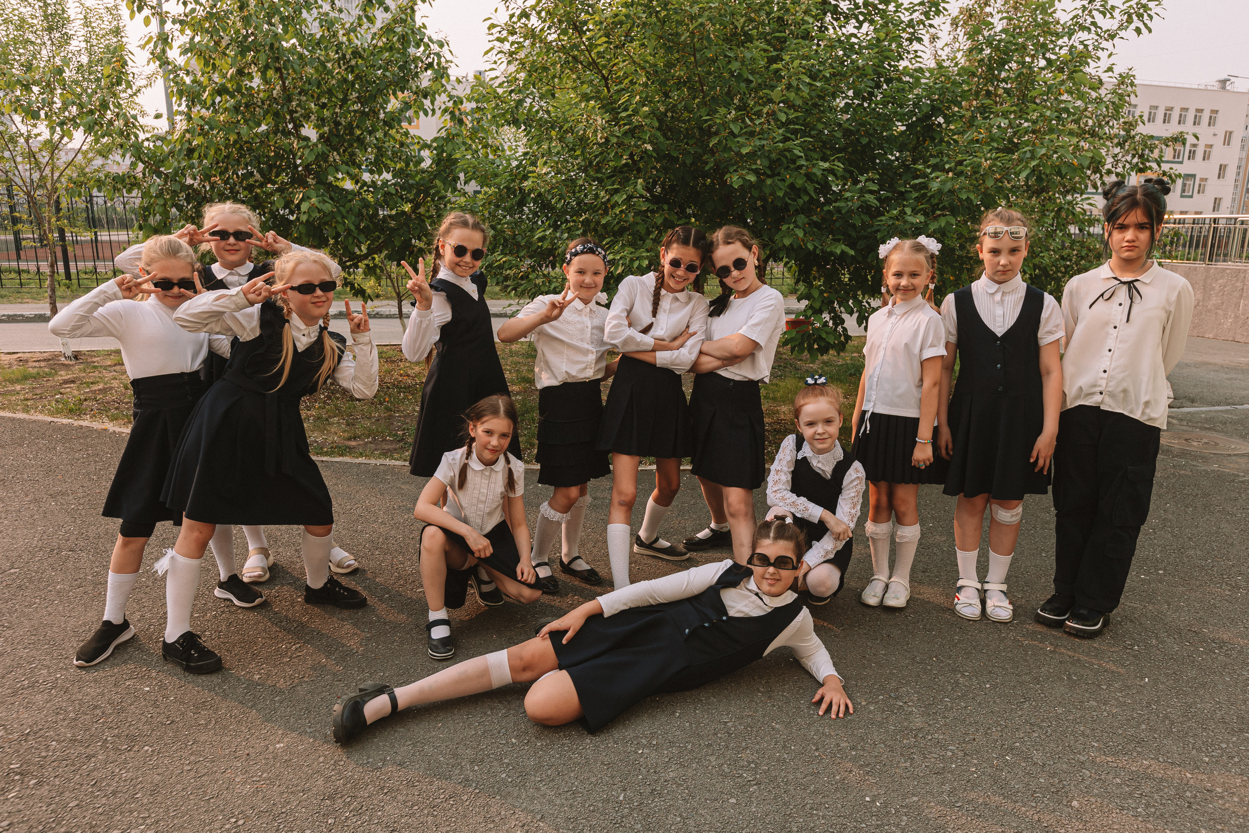 3 класс у школы. Семейный фотограф Тюмень, фотограф на роды Салмина Мария