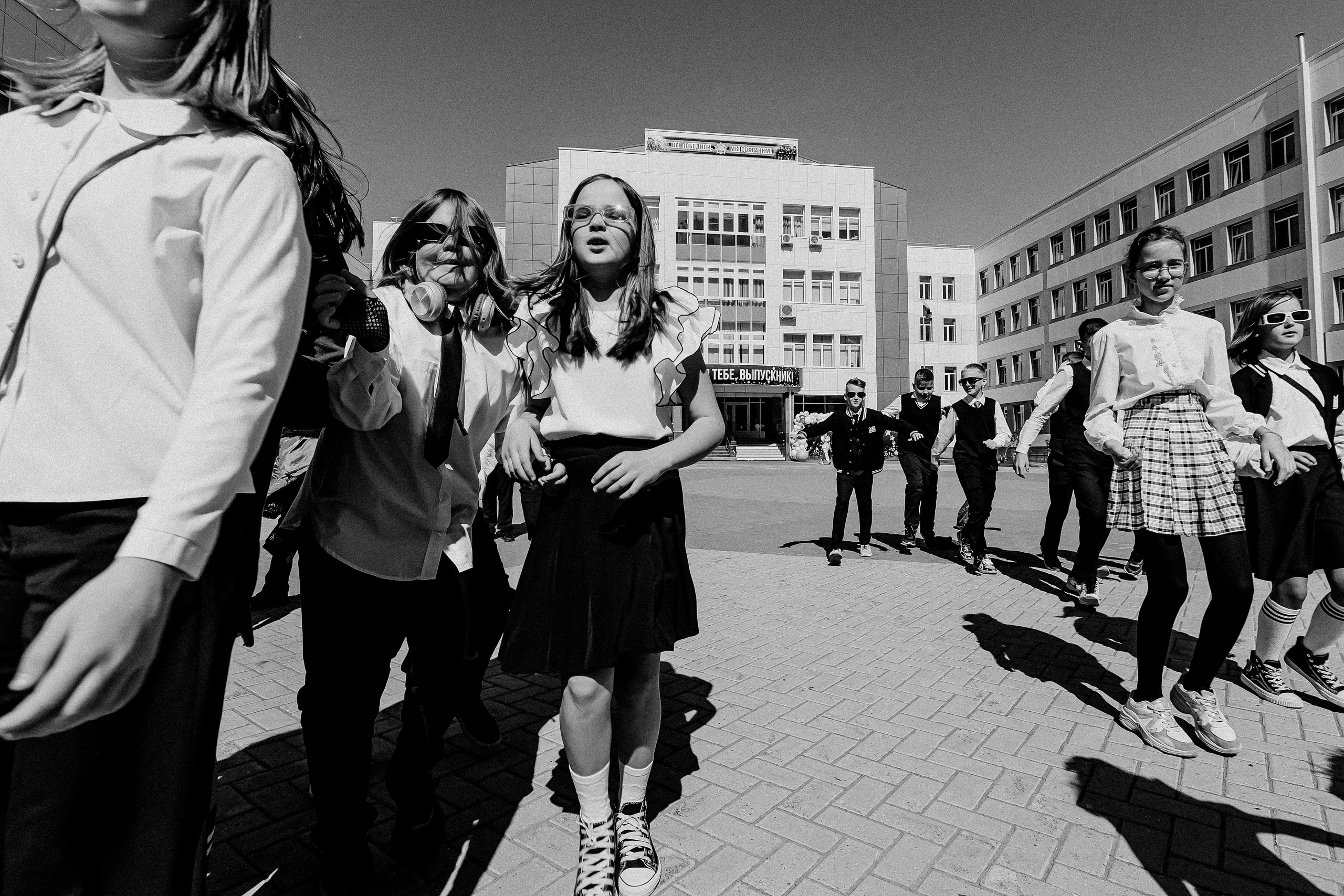 6 класс у школы. Семейный фотограф Тюмень, фотограф на роды Салмина Мария