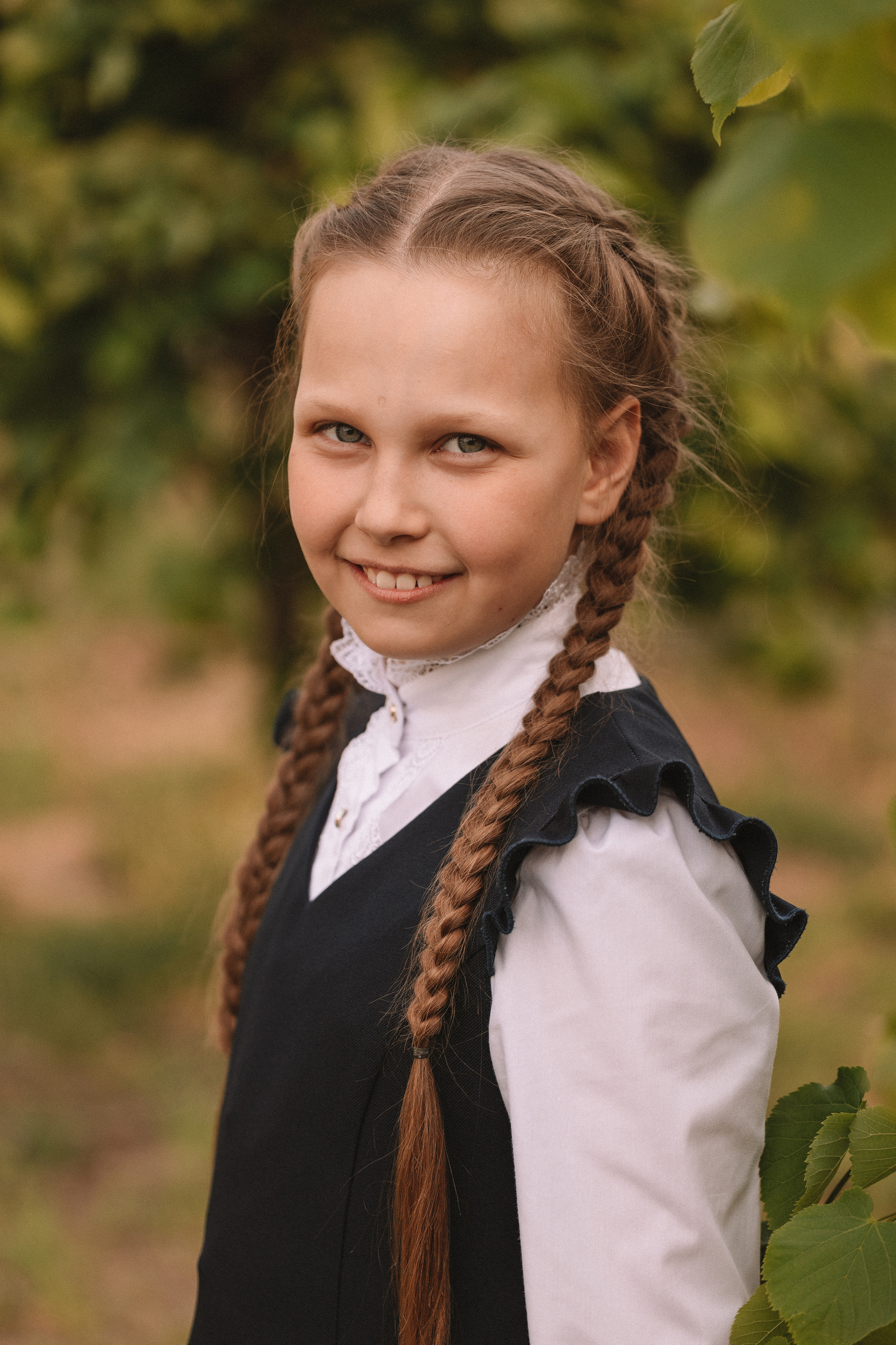 3 класс у школы. Семейный фотограф Тюмень, фотограф на роды Салмина Мария