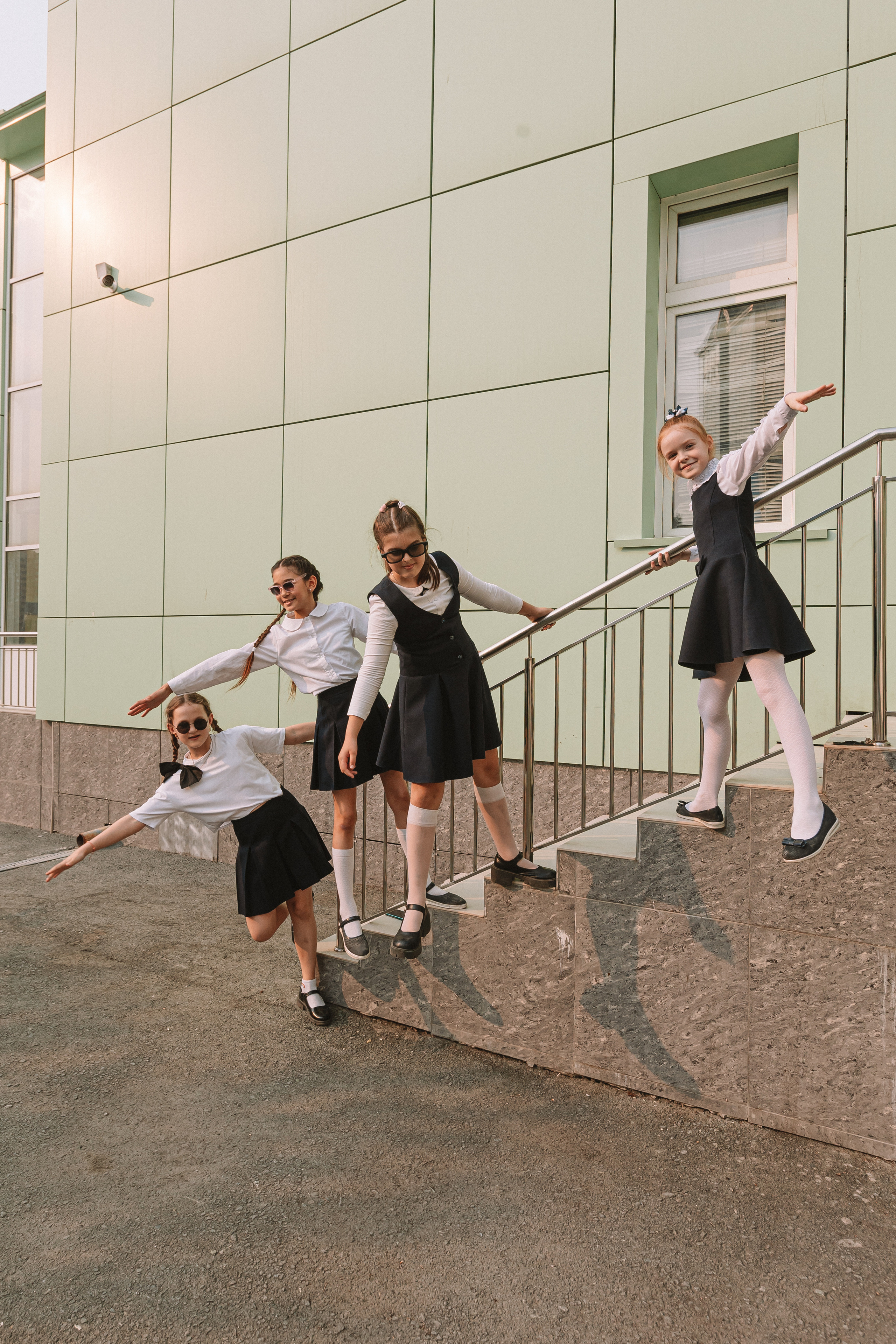 3 класс у школы. Семейный фотограф Тюмень, фотограф на роды Салмина Мария