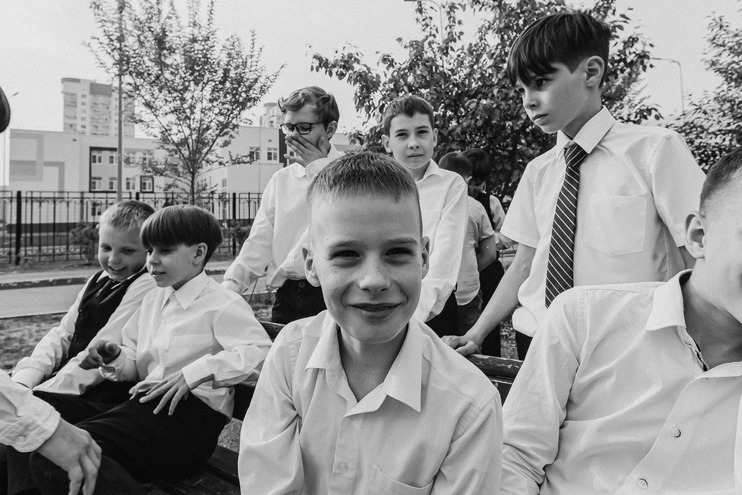 3 класс у школы. Семейный фотограф Тюмень, фотограф на роды Салмина Мария