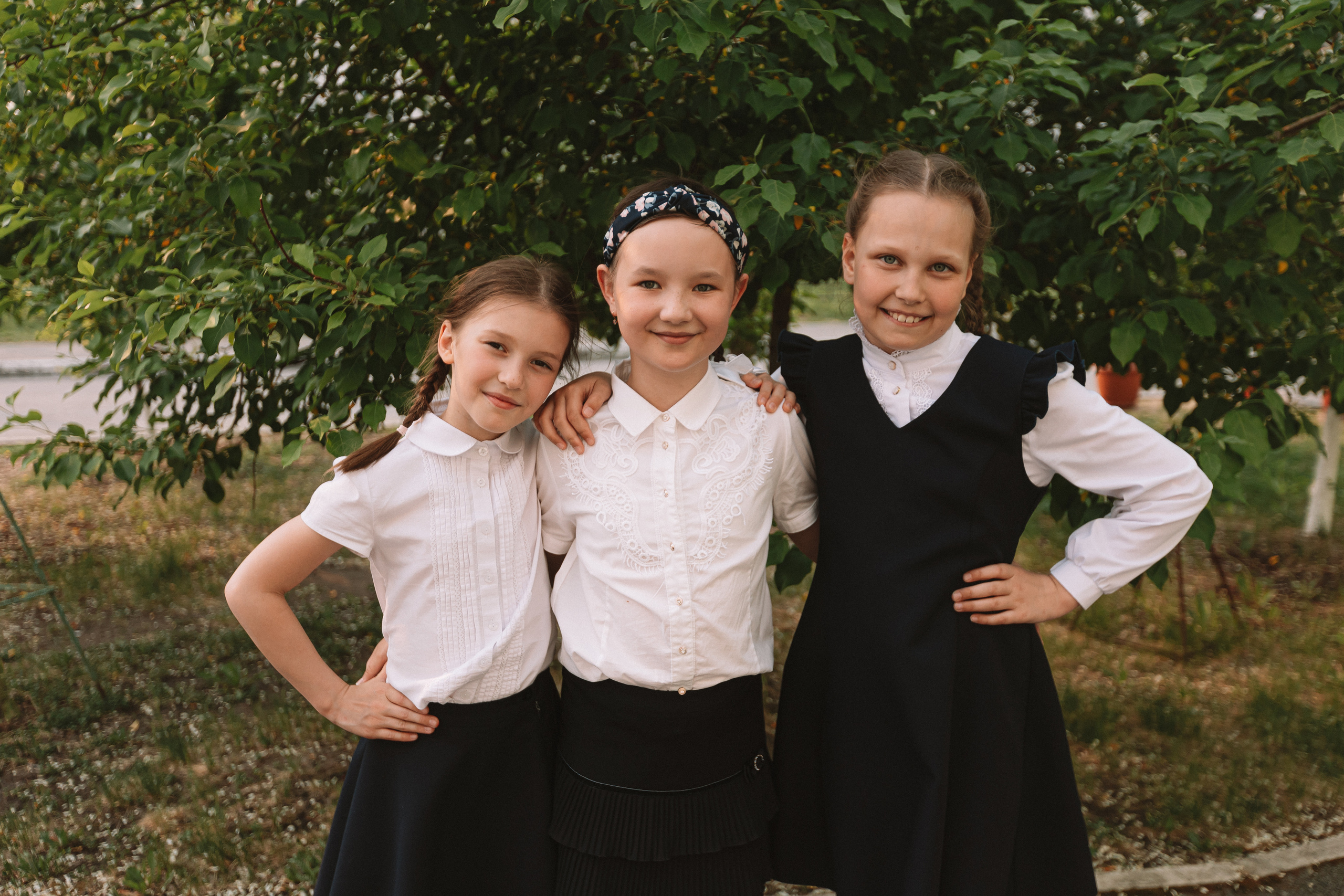 3 класс у школы. Семейный фотограф Тюмень, фотограф на роды Салмина Мария