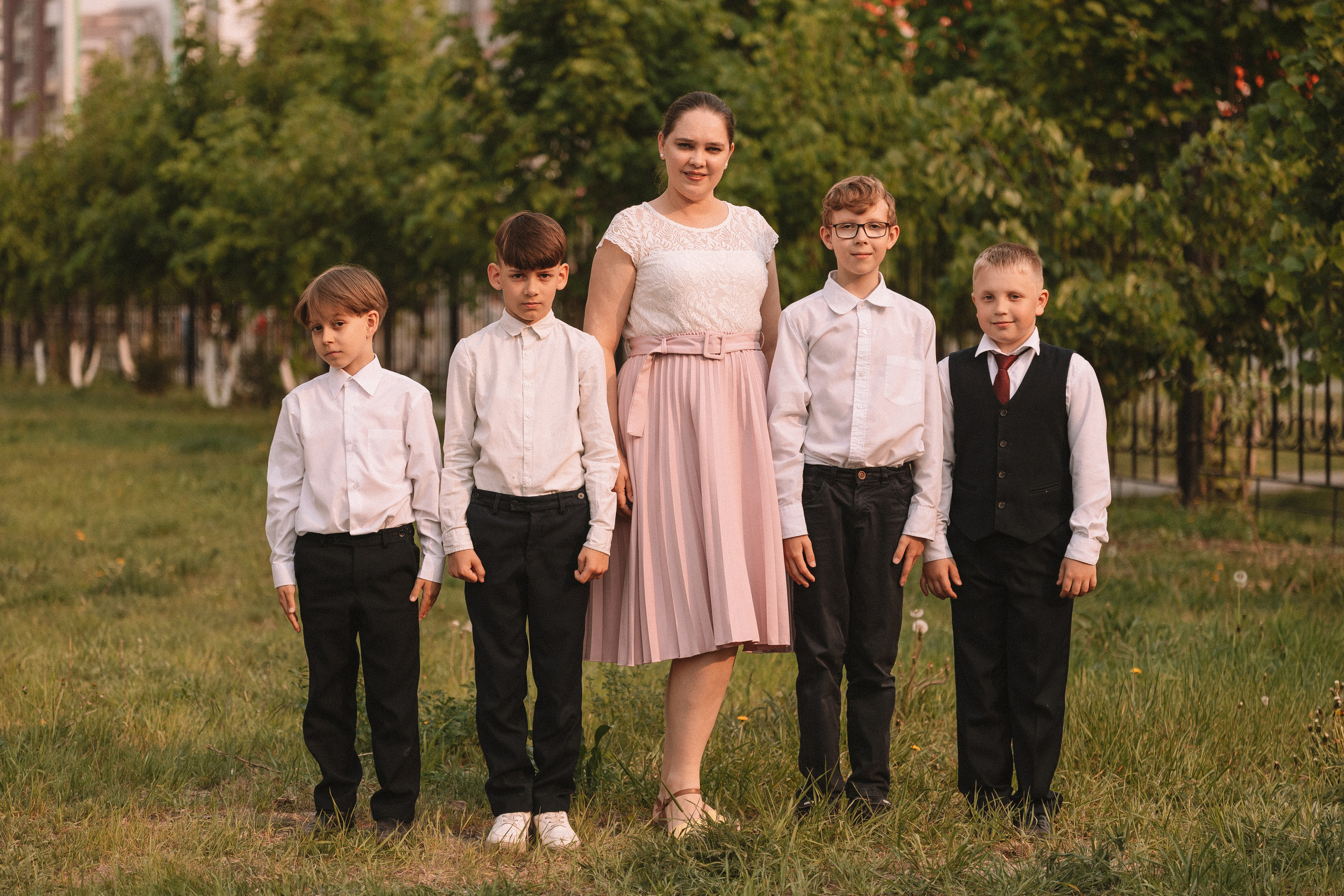 3 класс у школы. Семейный фотограф Тюмень, фотограф на роды Салмина Мария