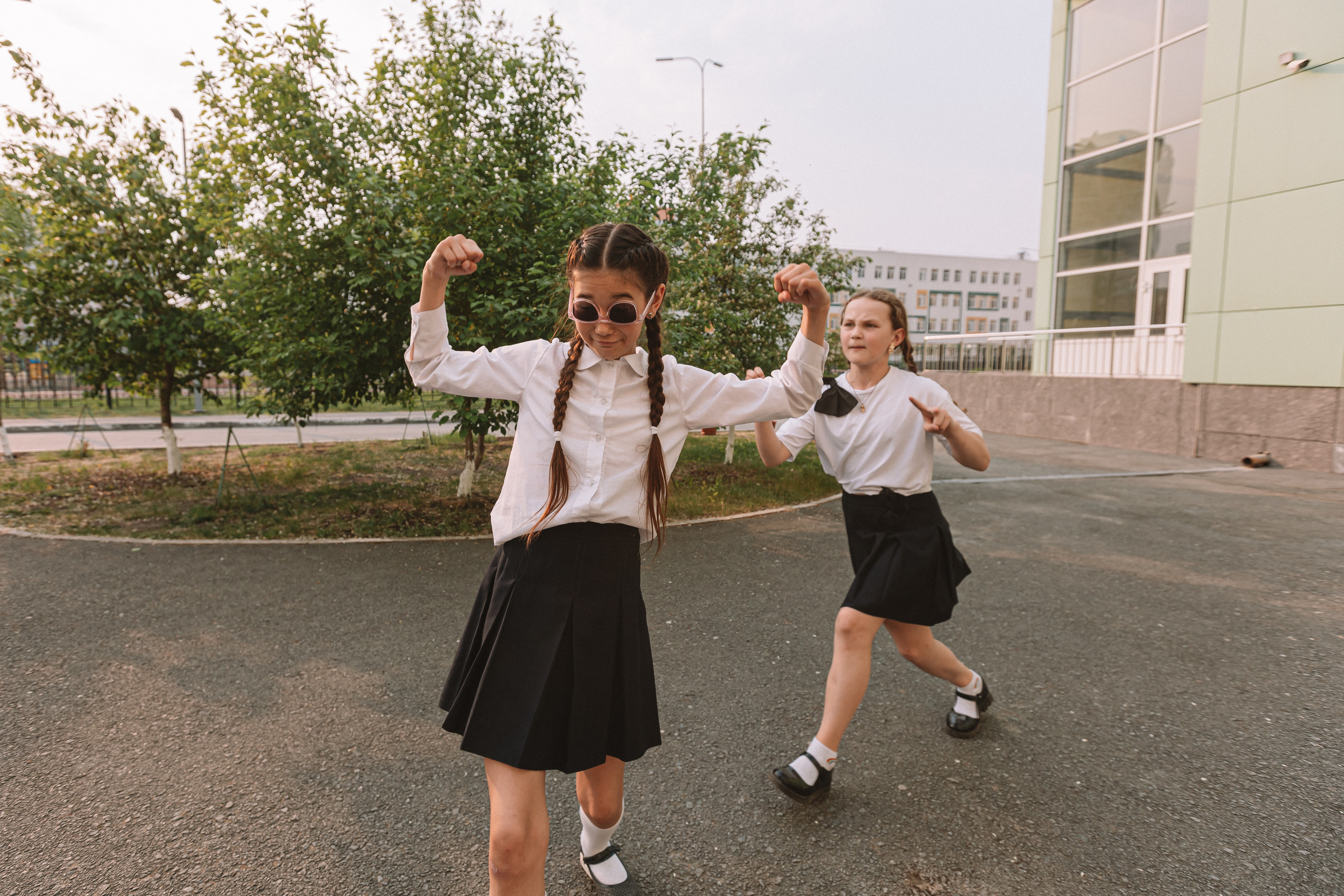 3 класс у школы. Семейный фотограф Тюмень, фотограф на роды Салмина Мария