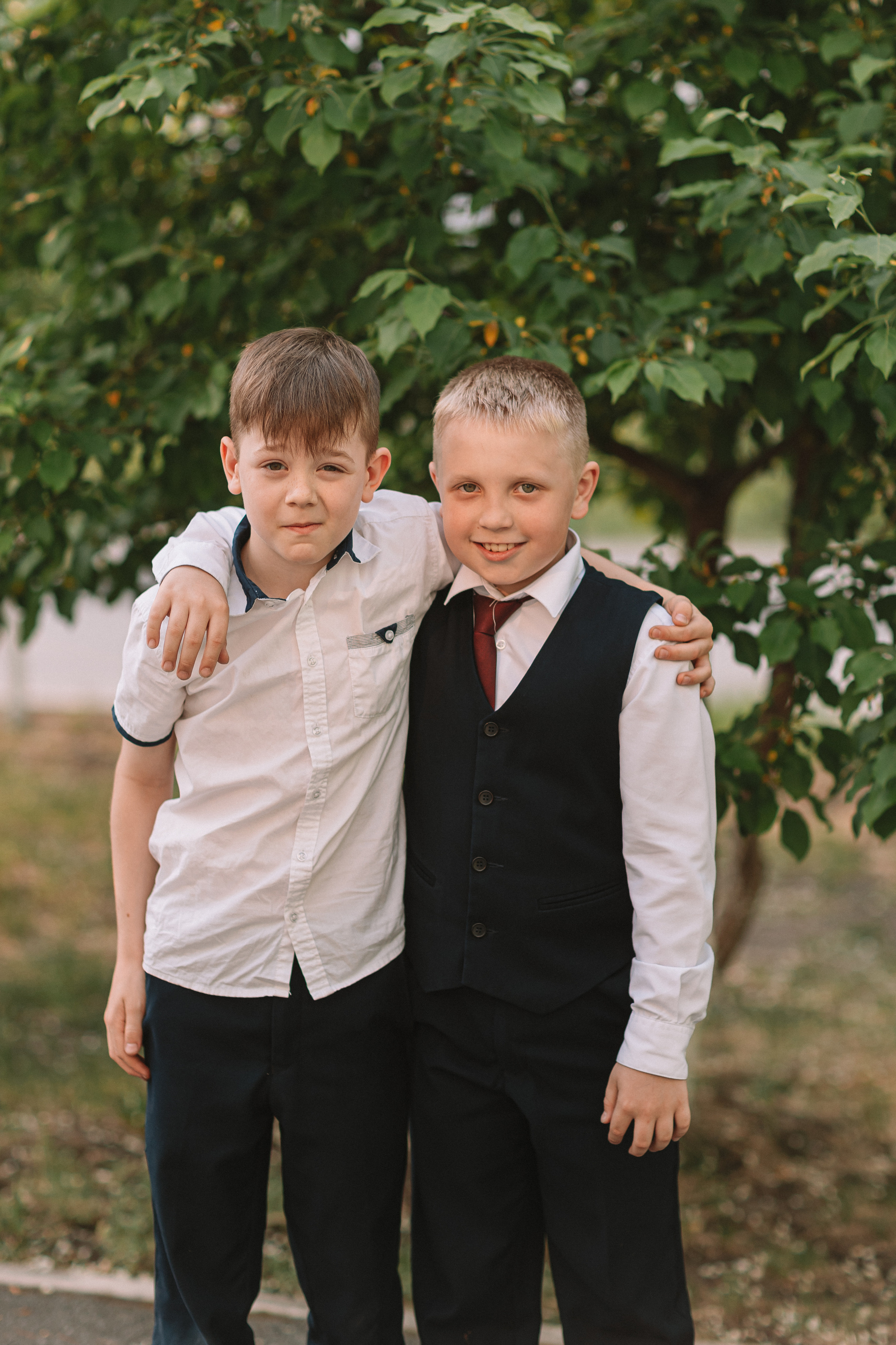 3 класс у школы. Семейный фотограф Тюмень, фотограф на роды Салмина Мария