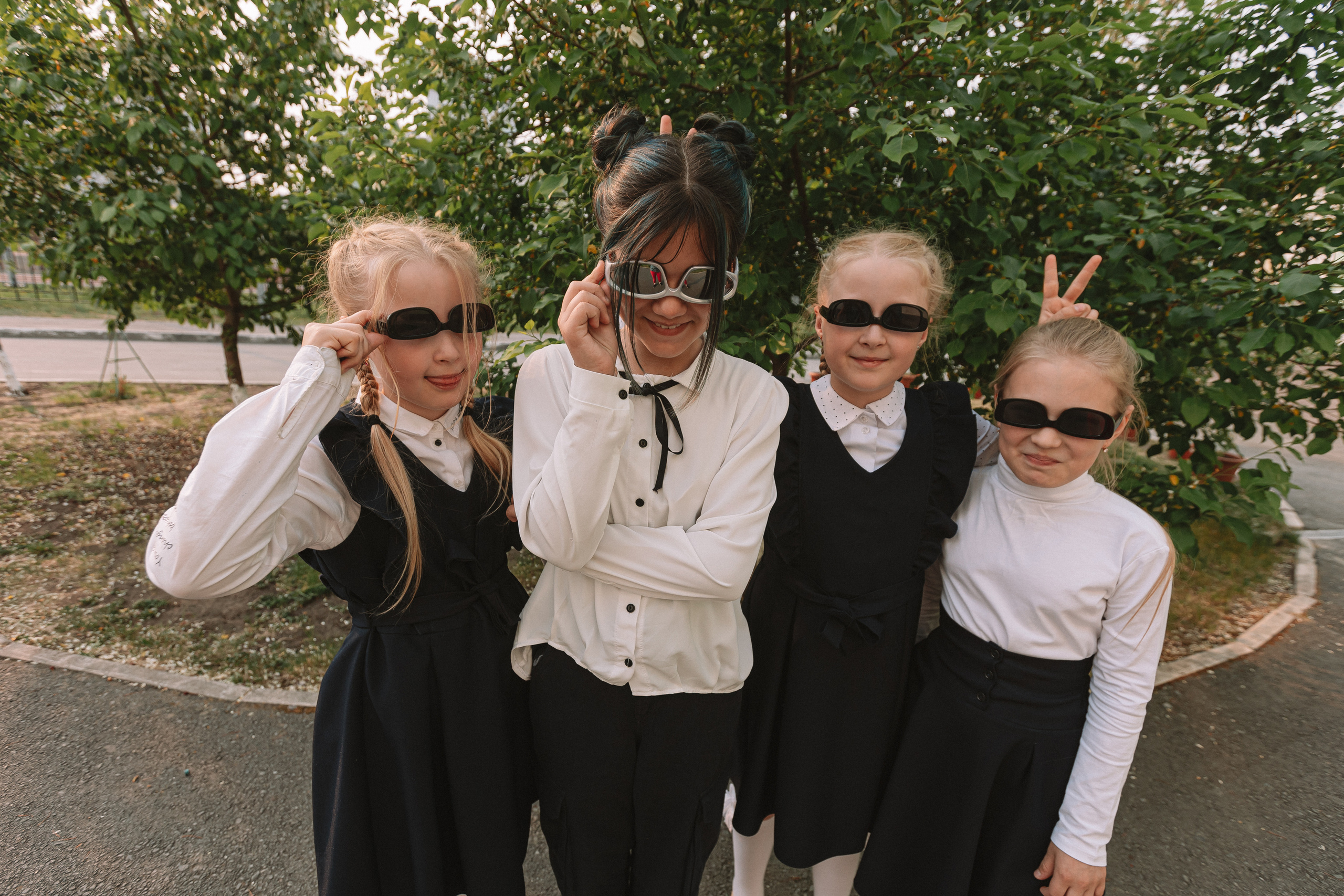 3 класс у школы. Семейный фотограф Тюмень, фотограф на роды Салмина Мария