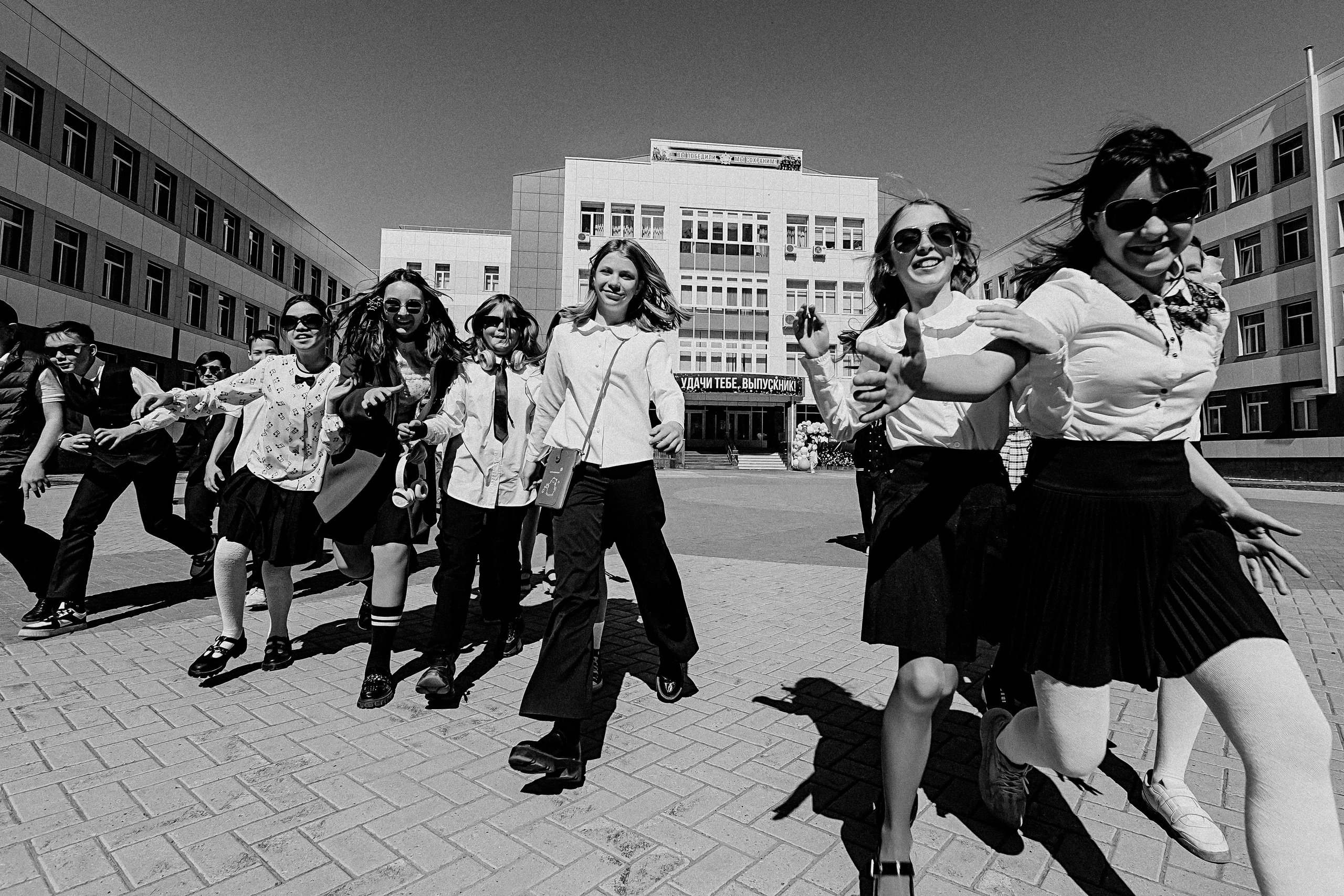 6 класс у школы. Семейный фотограф Тюмень, фотограф на роды Салмина Мария