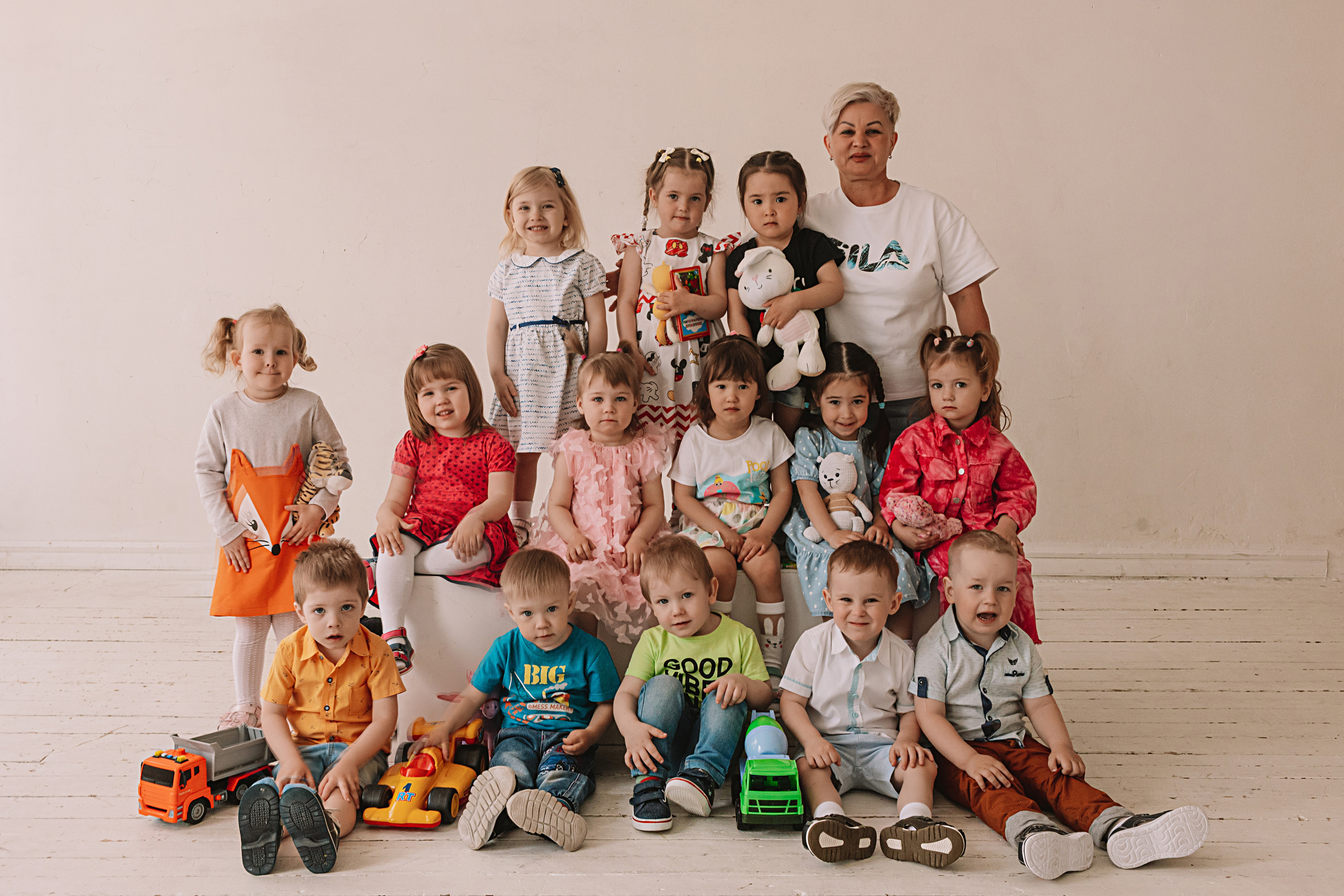 Младшая группа садика в студии. Семейный фотограф Тюмень, фотограф на роды Салмина Мария