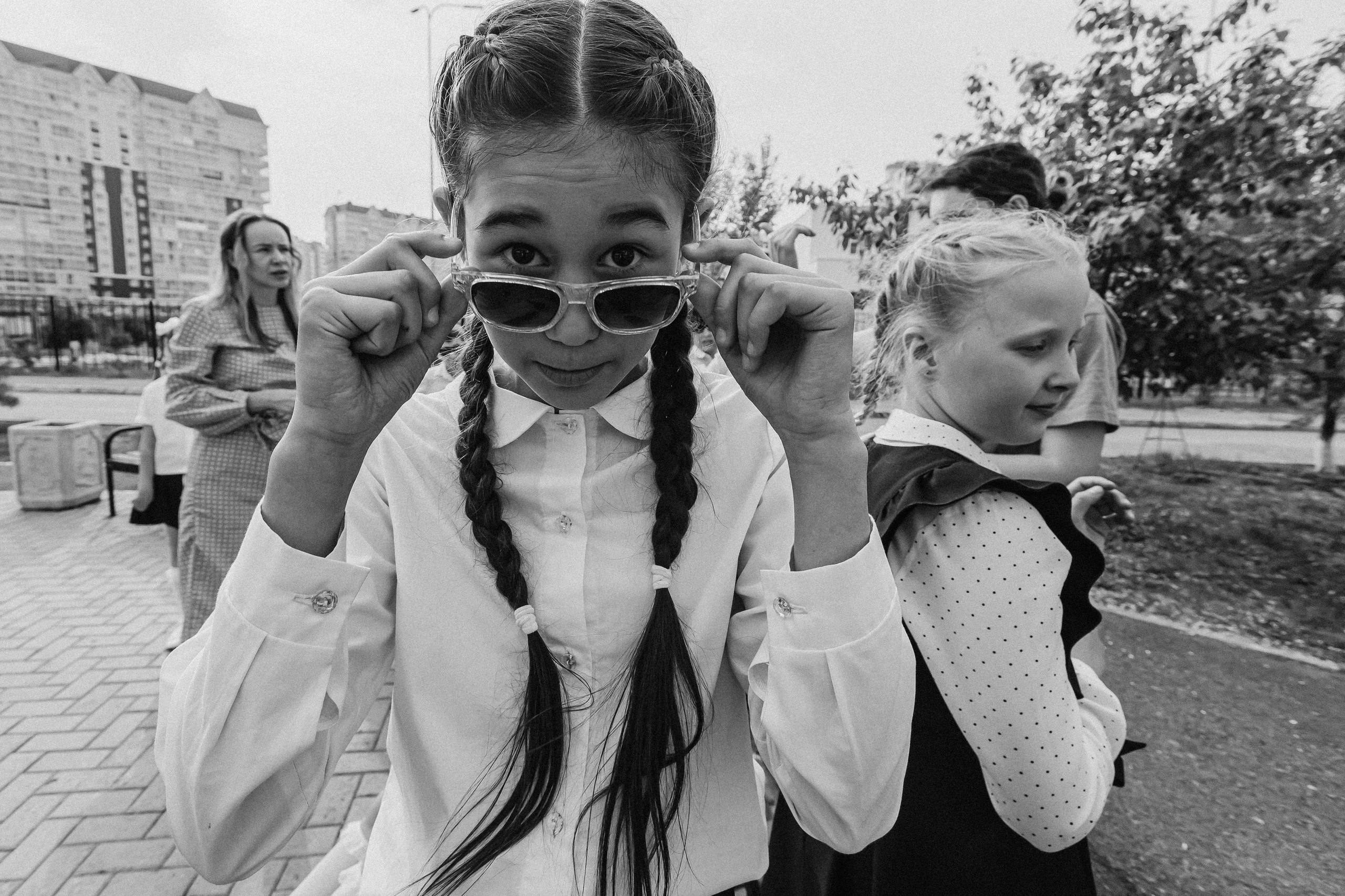 3 класс у школы. Семейный фотограф Тюмень, фотограф на роды Салмина Мария