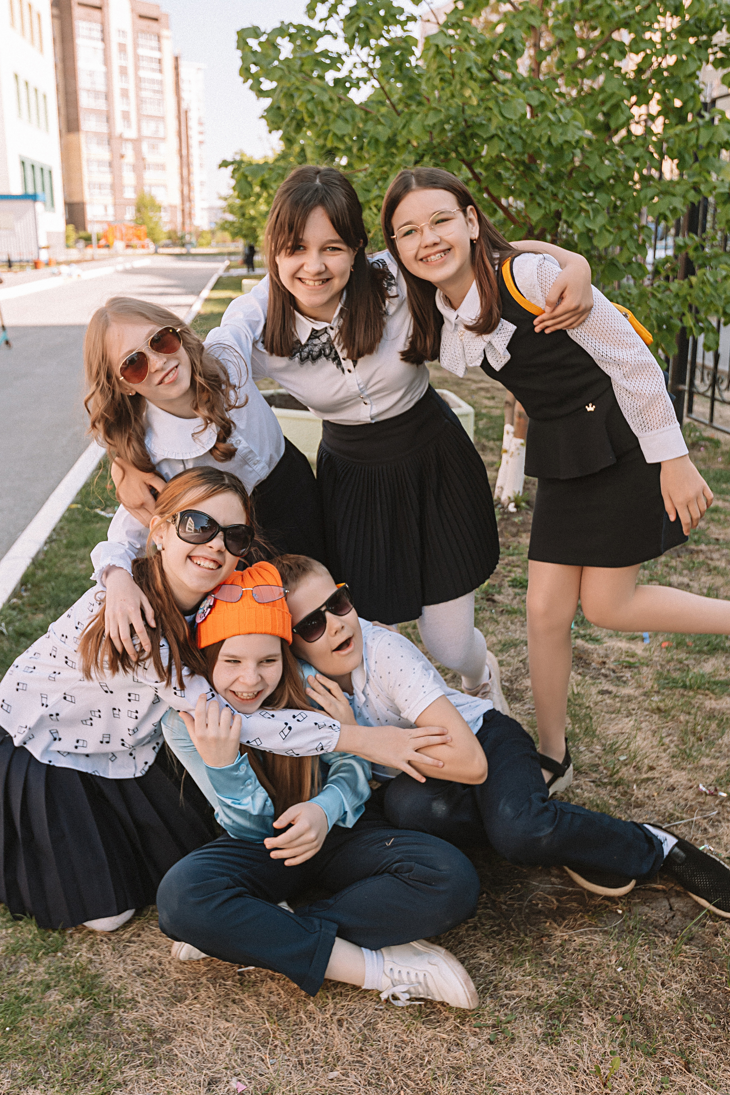 6 класс у школы. Семейный фотограф Тюмень, фотограф на роды Салмина Мария