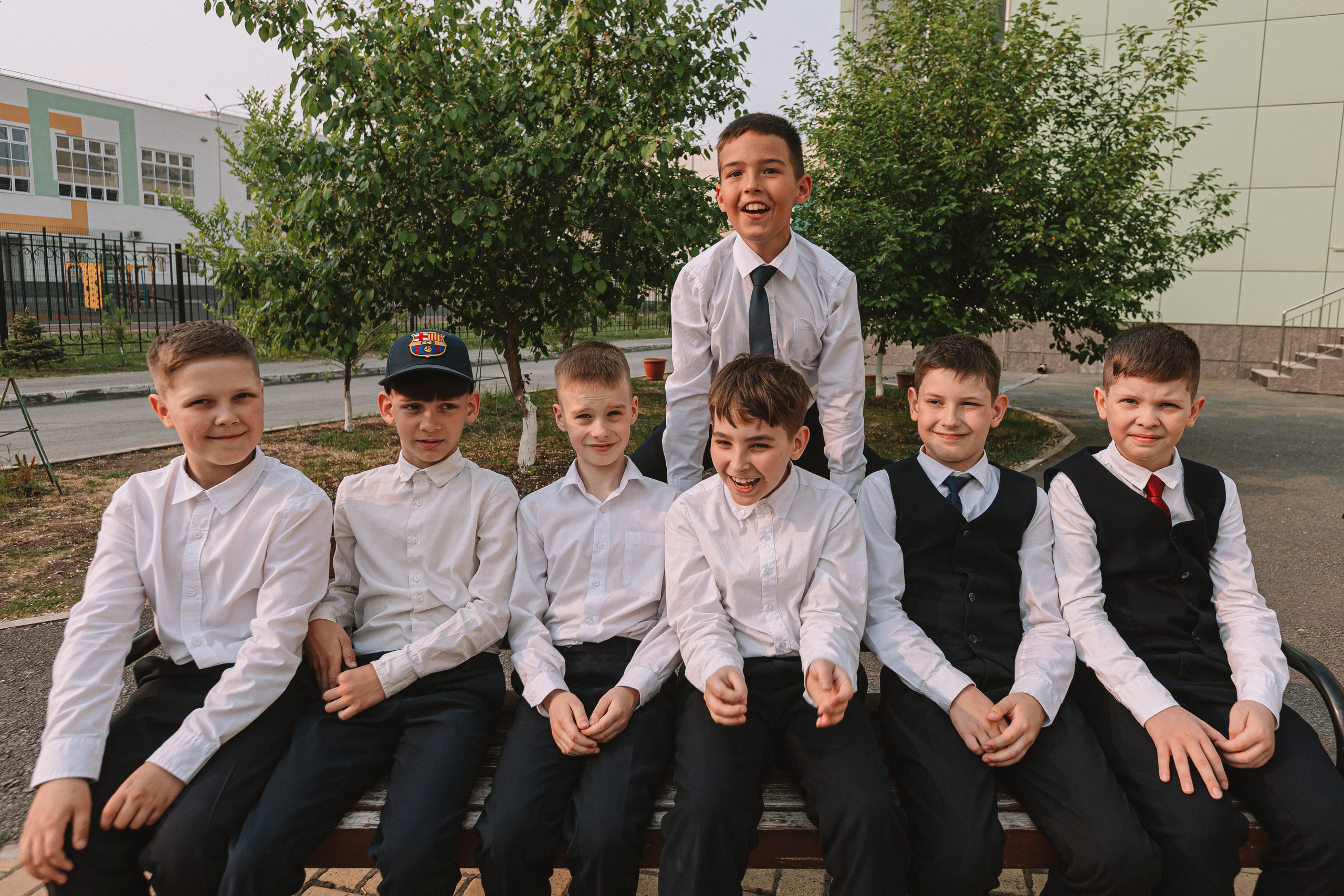 3 класс у школы. Семейный фотограф Тюмень, фотограф на роды Салмина Мария