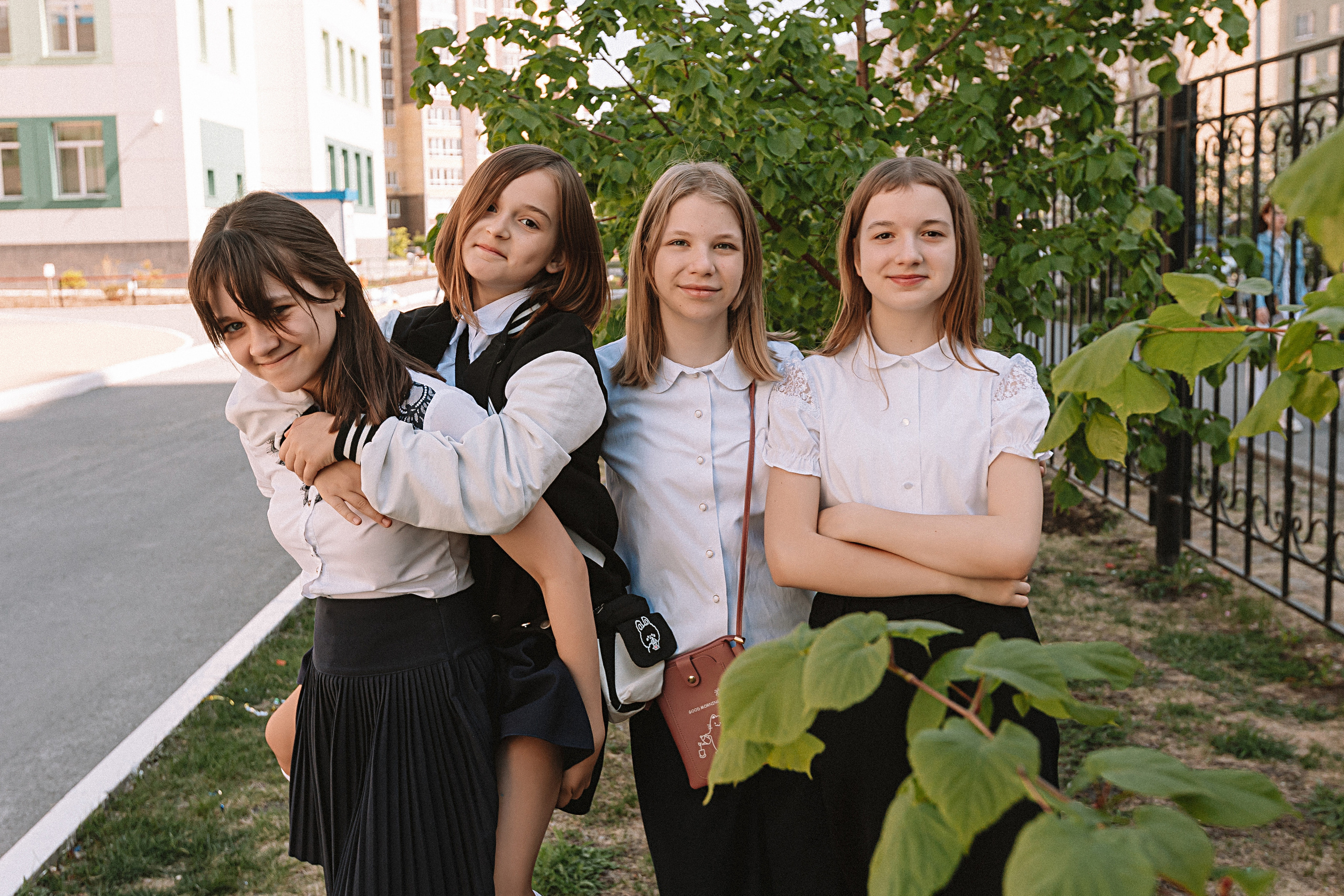 6 класс у школы. Семейный фотограф Тюмень, фотограф на роды Салмина Мария