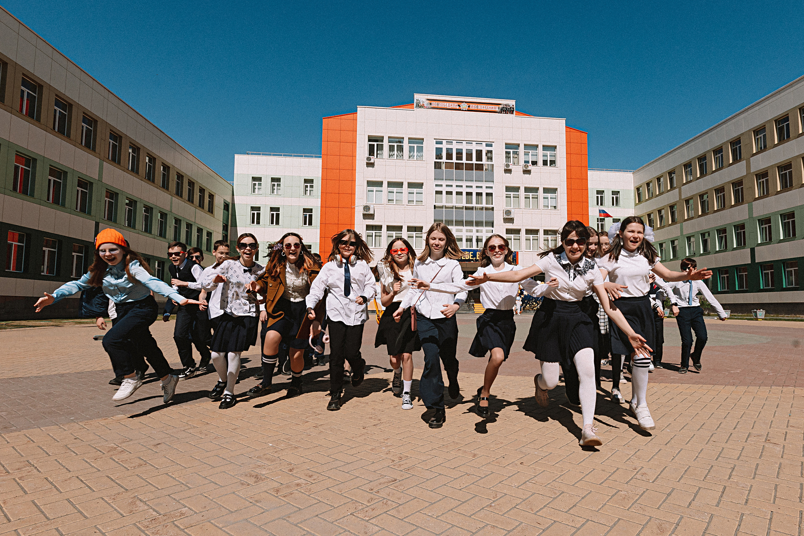 6 класс у школы. Семейный фотограф Тюмень, фотограф на роды Салмина Мария